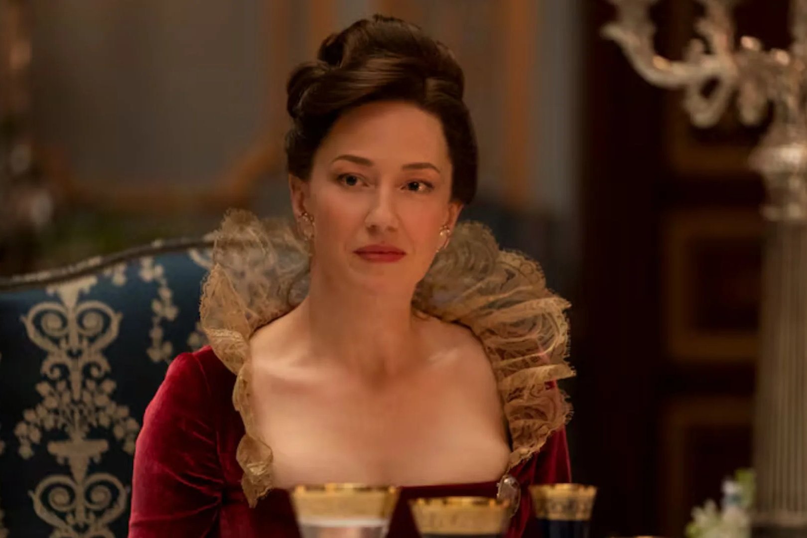 Carrie Coon vörös bársony kosztümben, közelről