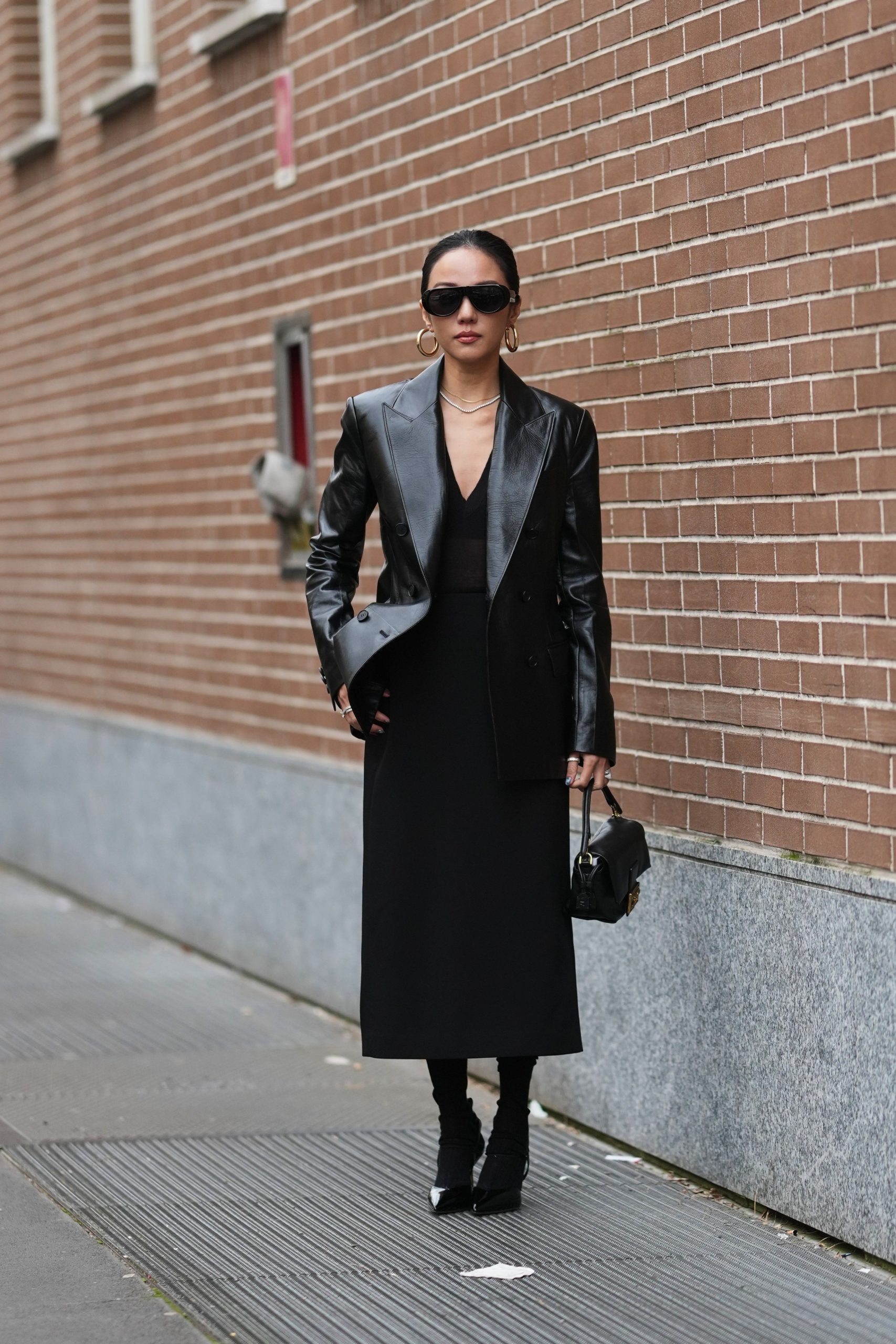 v-nyaku-felso-trend | Marie Claire Divatinfluenszer V-nyakú felsőben pózol