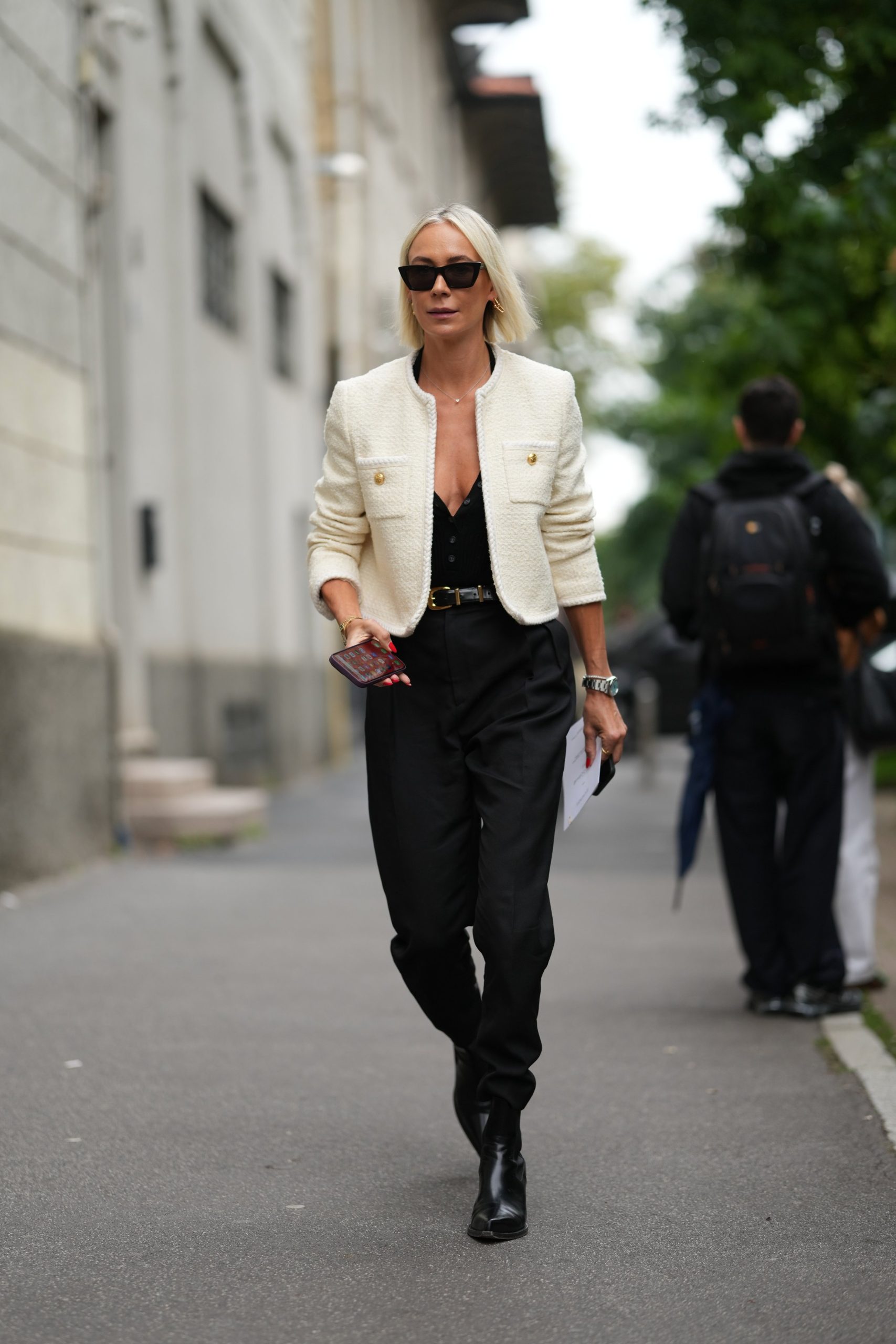 v-nyaku-felso-trend | Marie Claire Divatinfluenszer V-nyakú felsőben pózol