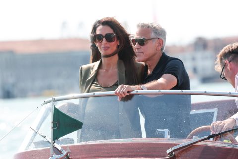 George és Amal Clooney vízitaxiban Velencében