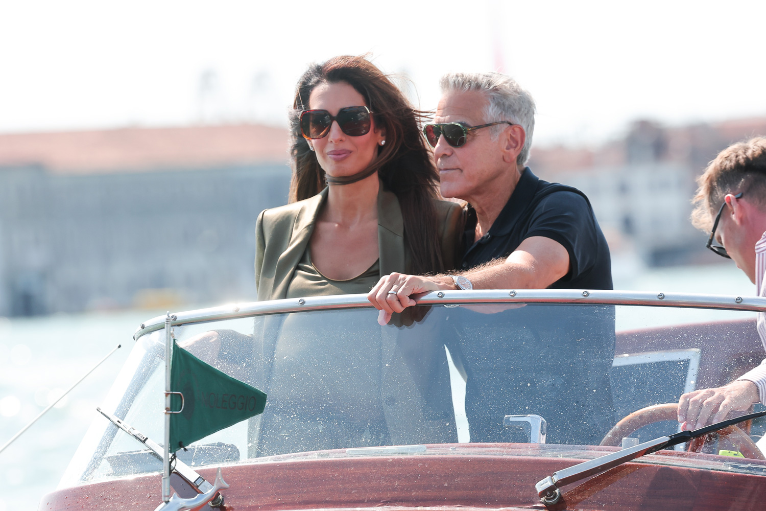 George és Amal Clooney vízitaxiban Velencében