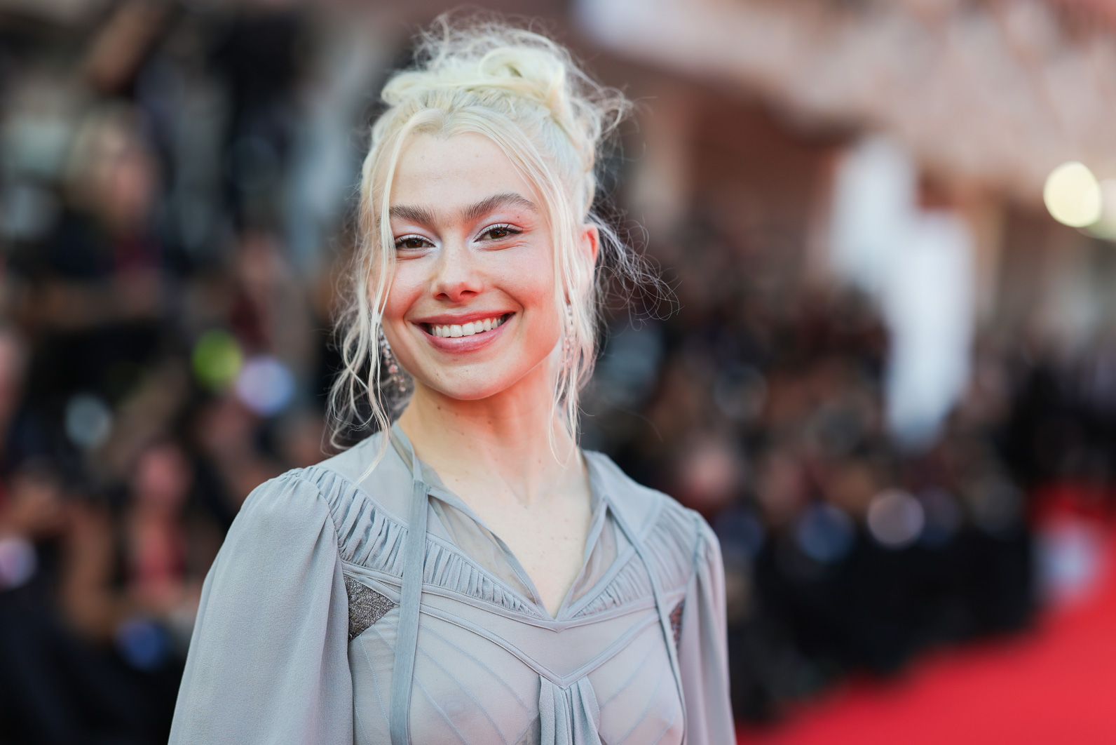 Phoebe Bridgers mosolyog a 2026-os velencei filmfesztiválon