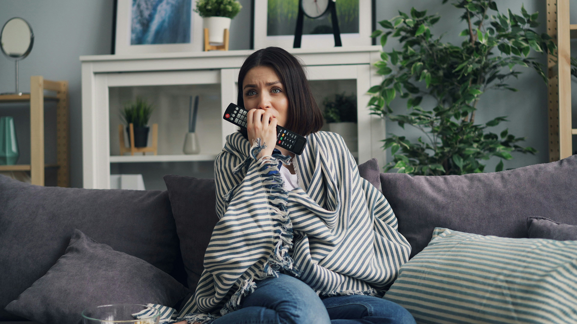 romantikus-sorozatok-filmek-porno-nok-parkapcsolat | Marie Claire Nő filmet néz a kanapéján