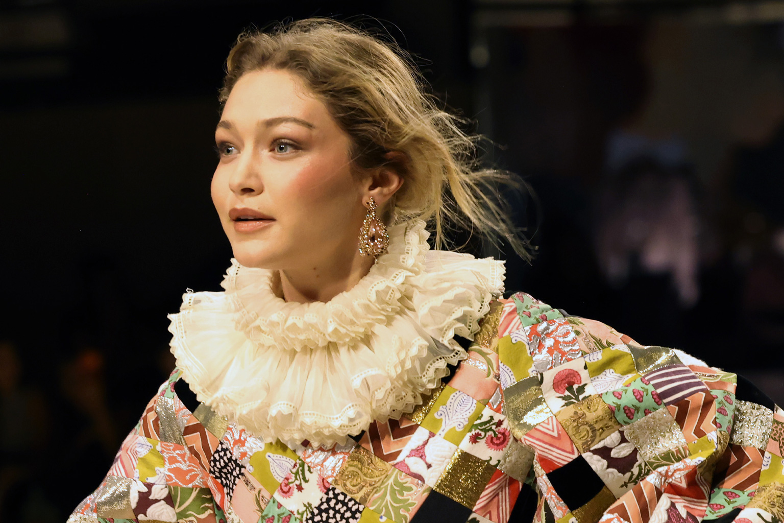 Gigi Hadid reneszánsz hercegnőnek öltözve a 2026-os Vogue Worldön