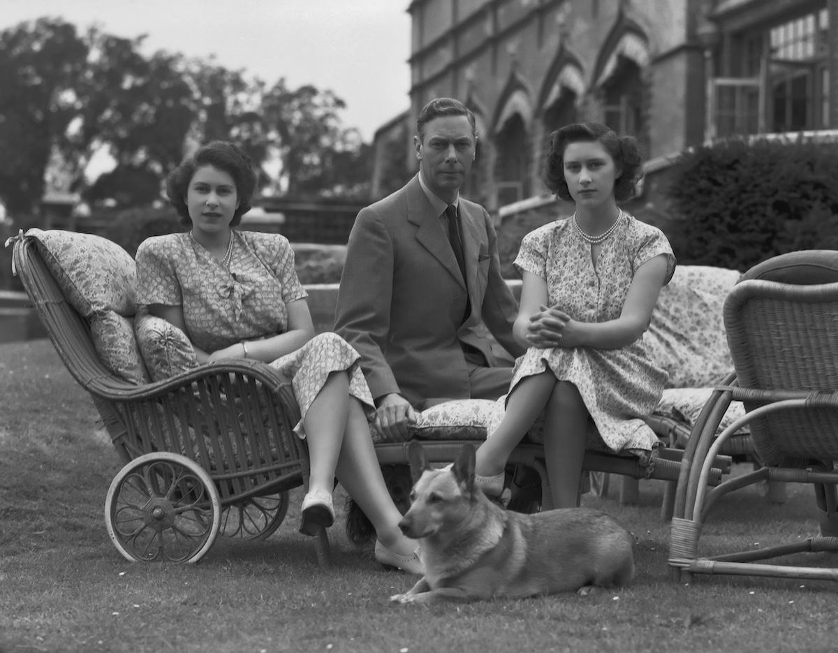 erzsebet-kiralyno-margit-hercegno | Marie Claire VI. György király lányaival és egy kutyával a windsori parkban