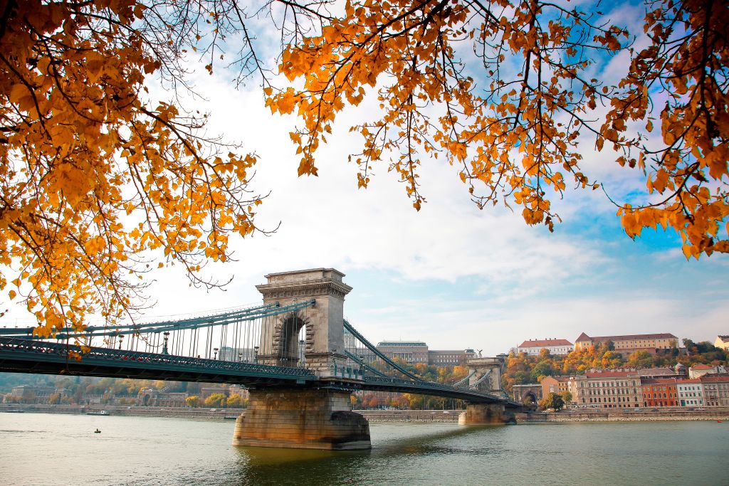 2026-oktober-23-i-budapesti-ingyenes-programok | Marie Claire A Lánchíd őszi falevelek között