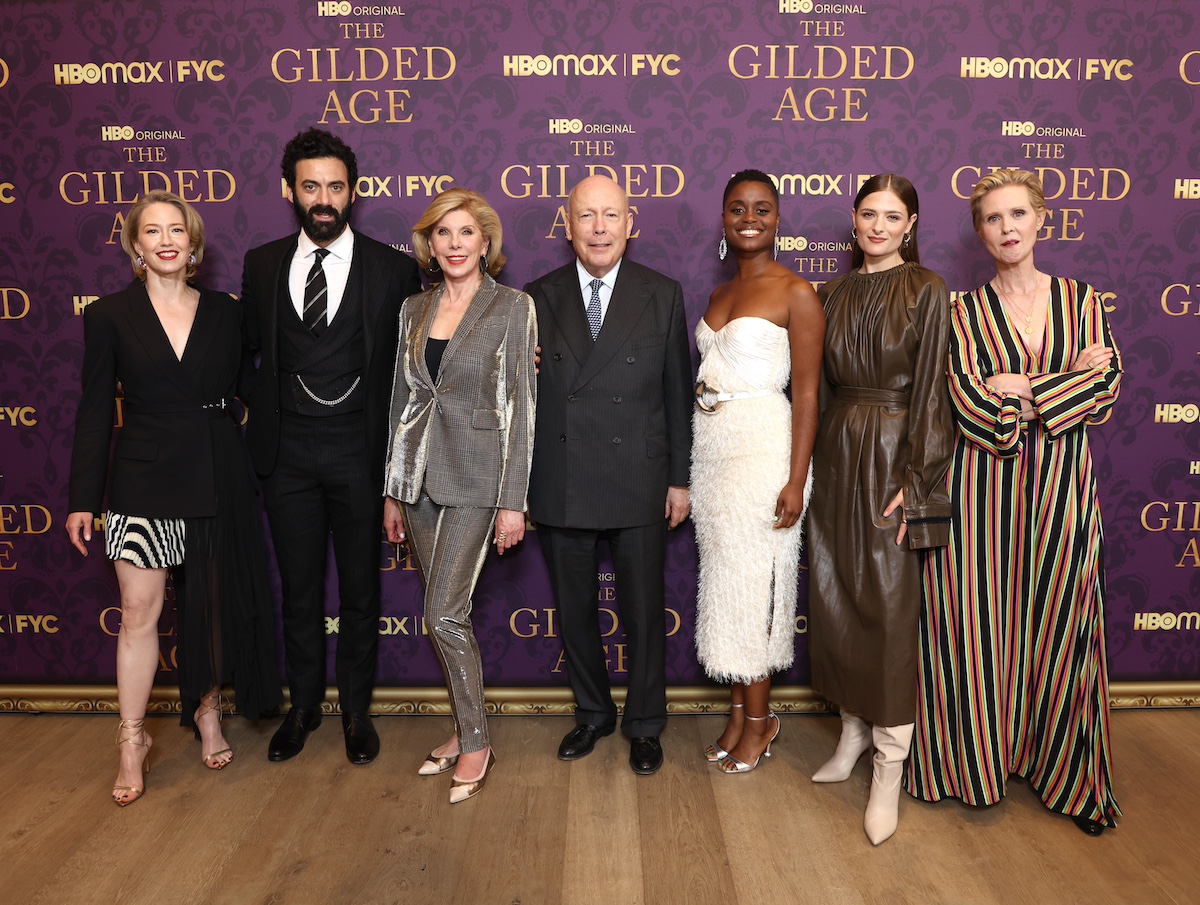 stábfotó lila háttér előtt: Carrie Coon, Morgan Spector, Christine Baranski, Julian Fellowes, Denee Benton, Louisa Jacobson és Cynthia Nixon 2022-ben