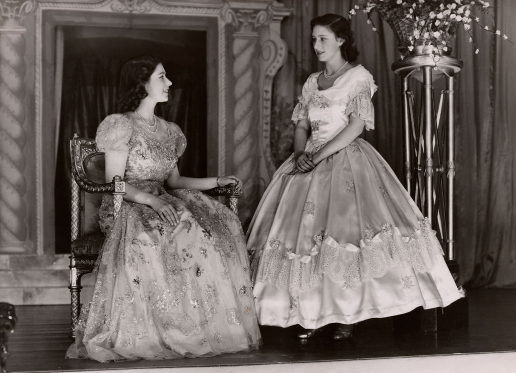 erzsebet-kiralyno-margit-hercegno | Marie Claire Erzsébet királynő és Margit hercegnő elegáns ruhában a negyvenes években, fekete-fehér felvételen
