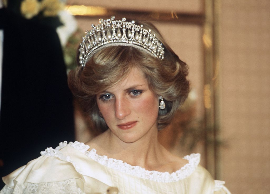 katalin-hercegne-diana-lovers-knot-tiara-oman | Marie Claire Diana hercegné fehér ruhában, tiarával