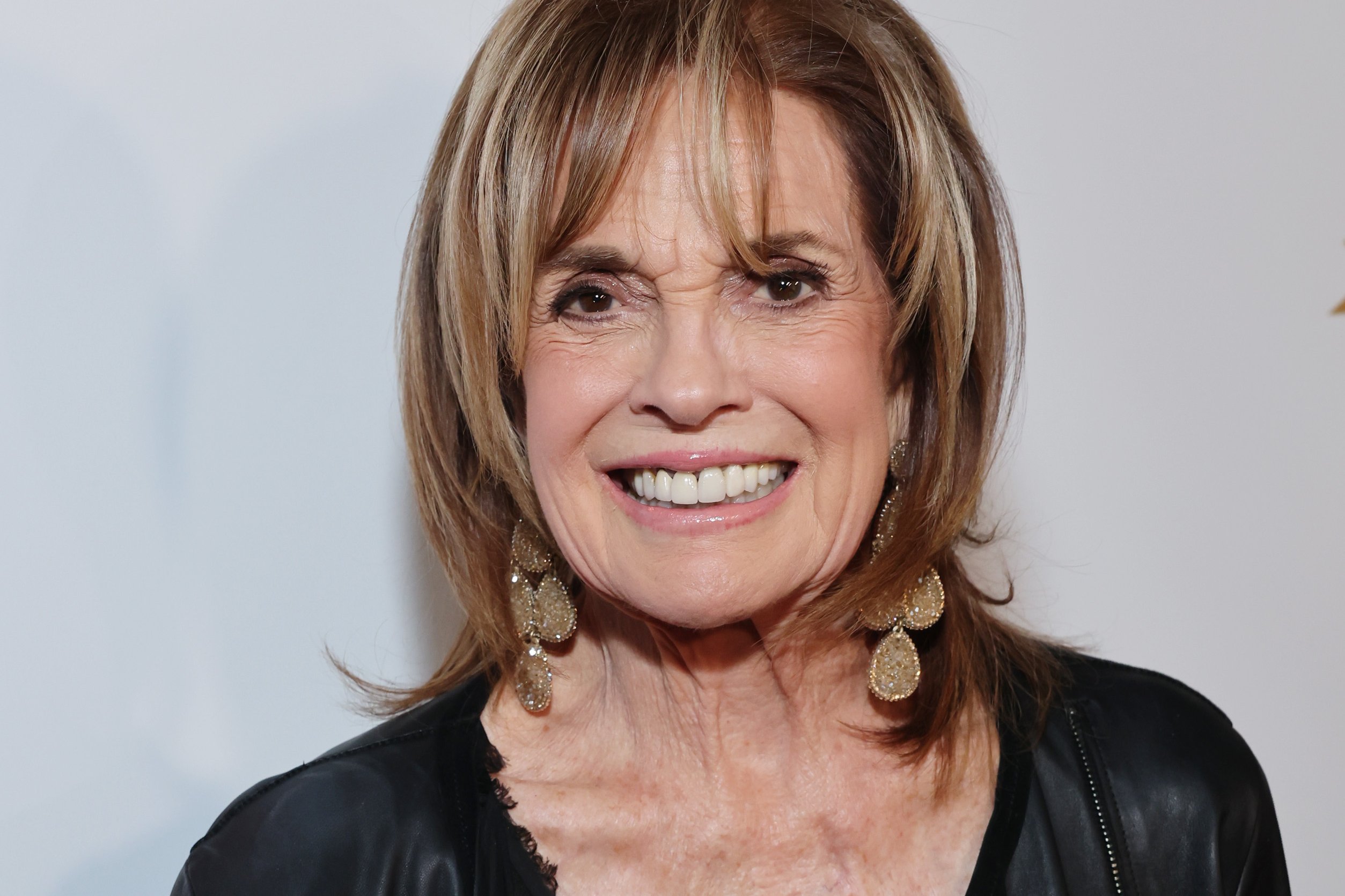 Linda Gray 86 évesen, közelről