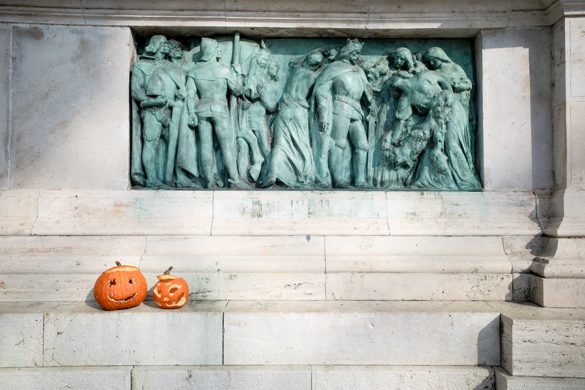 A Hősök terén zöldes dombormű előtt halloweeni tökök