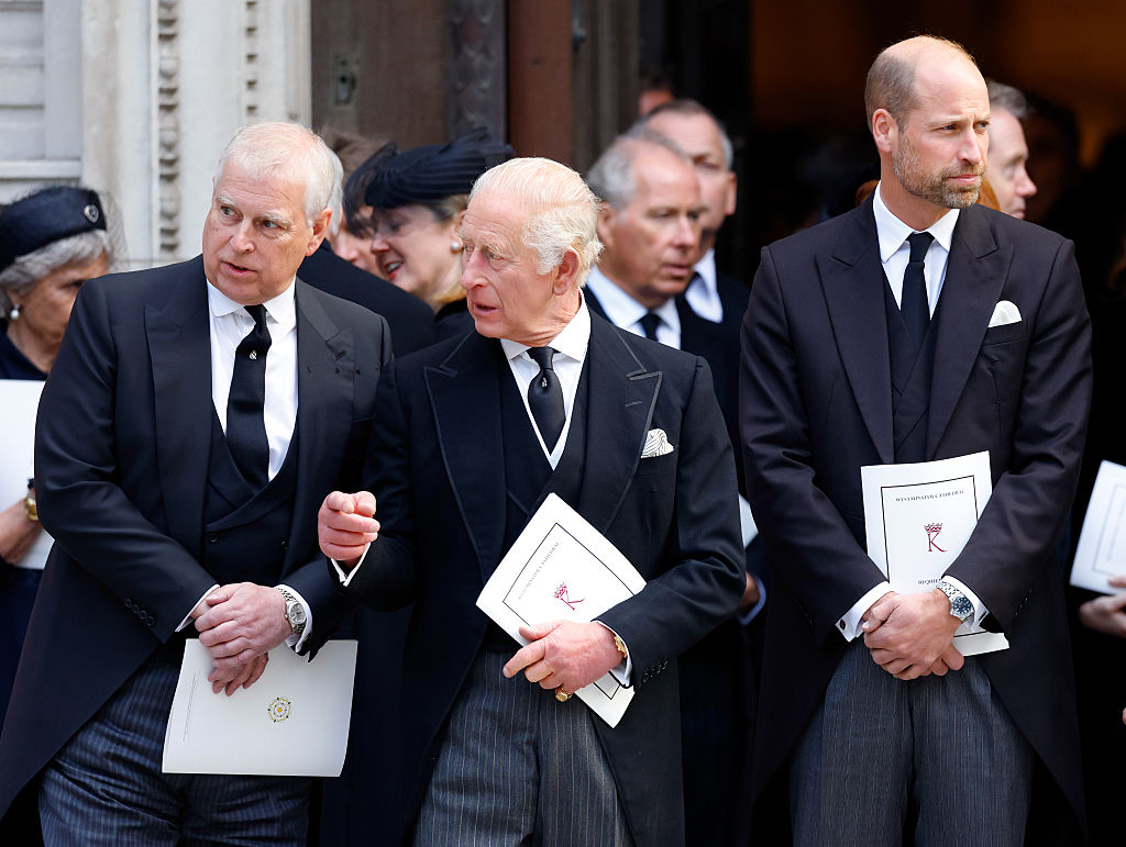 erzsebet-kiralyno-andras-herceg-jeffrey-epstein | Marie Claire András herceg, Károly király és Vilmos herceg fekete öltönyben