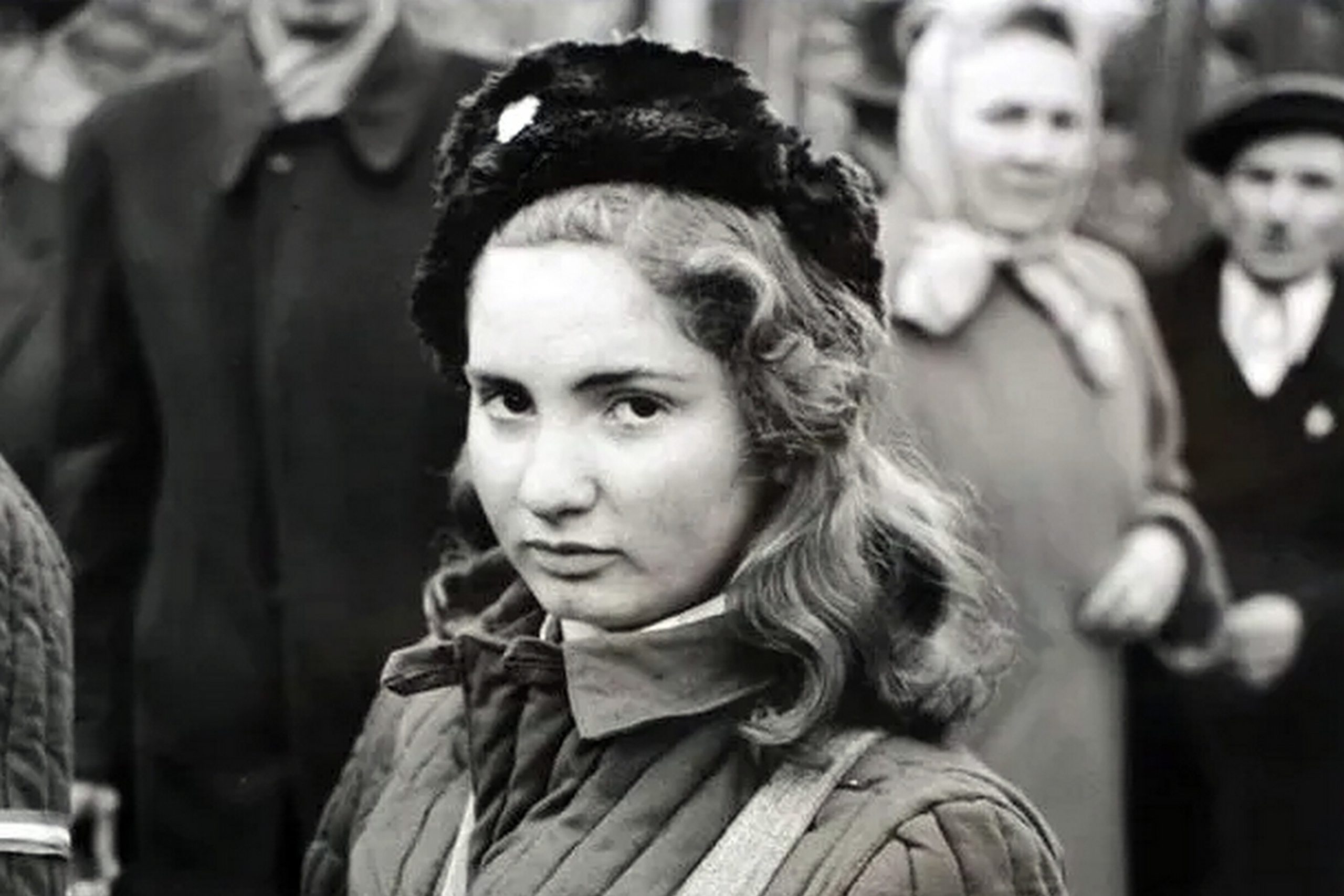 Szeles Erika fekete-fehér felvételen, sapkában