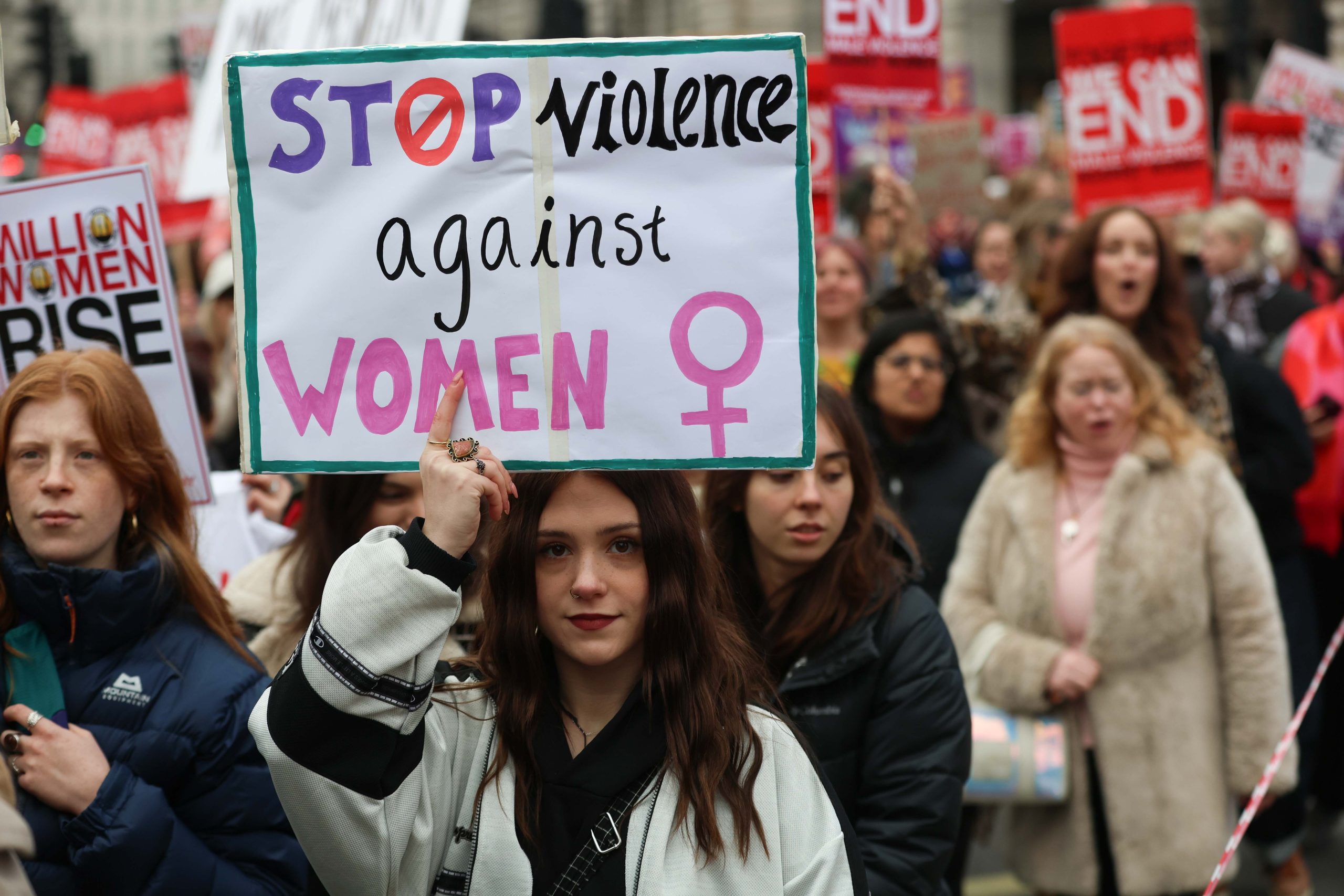 isztambuli-egyezmeny-magyarorszag | Marie Claire Nők transzparensekkel vonulnak és jelszavakat skandálnak a nők elleni erőszak és diszkrimináció ellen szervezett Million Women Rise tüntetésen Londonban, 2026. március 7-én.