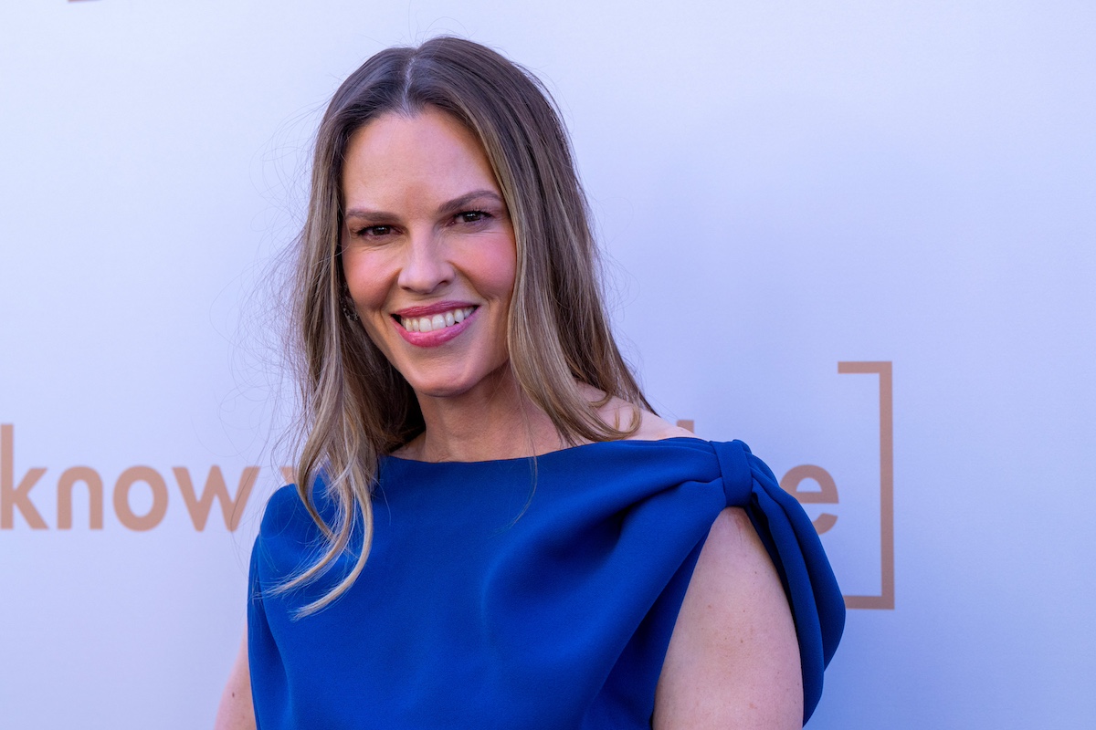 Hilary Swank kék felsőben, közelről
