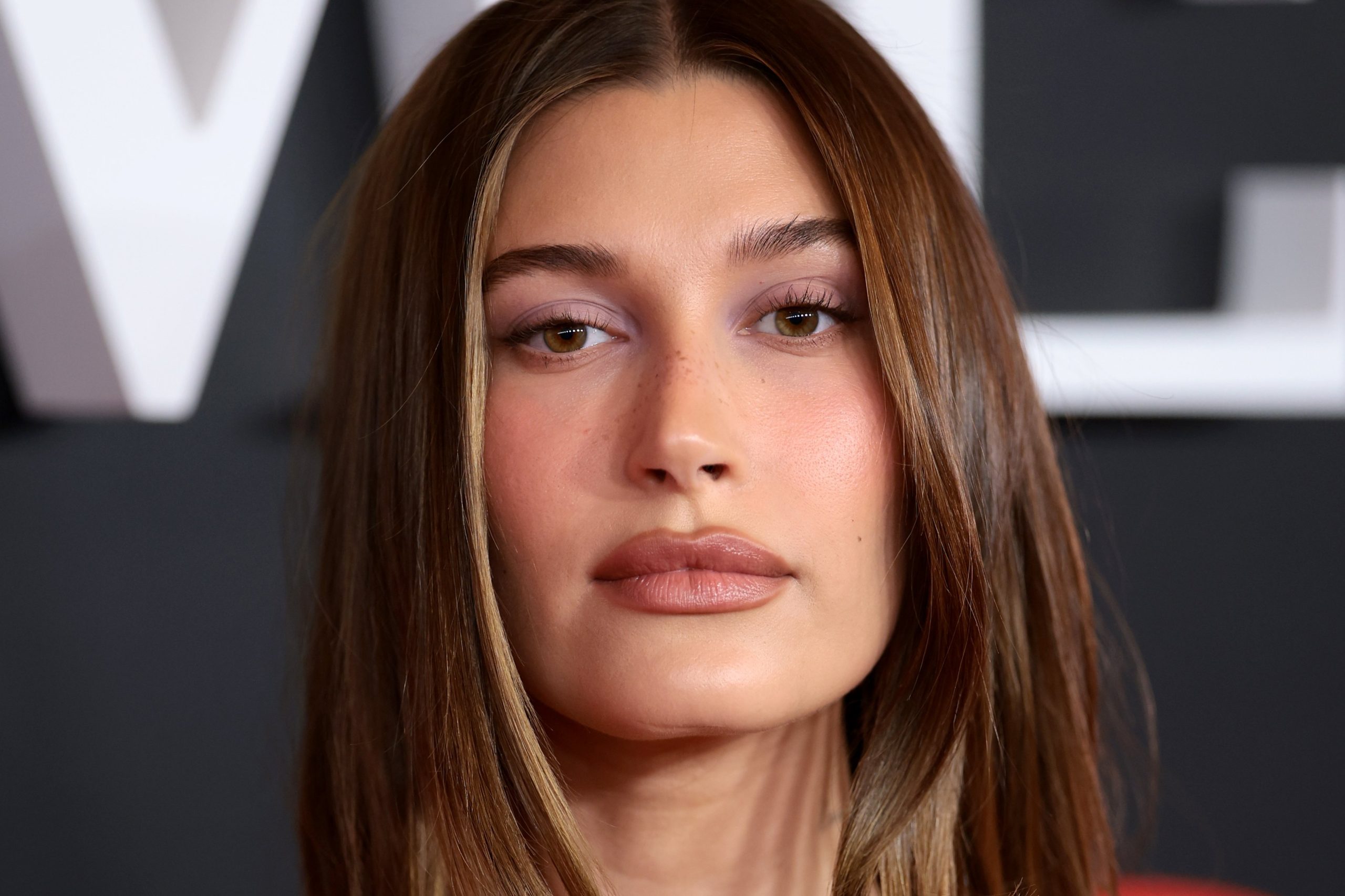 Hailey Bieber közelről, barna hajjal