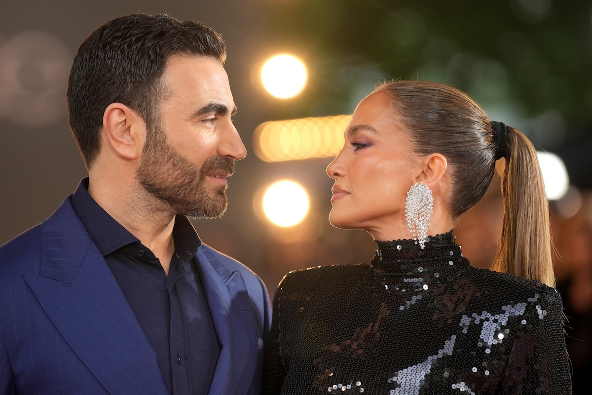 Jennifer Lopez és Brett Goldstein egymásra néz, közeli