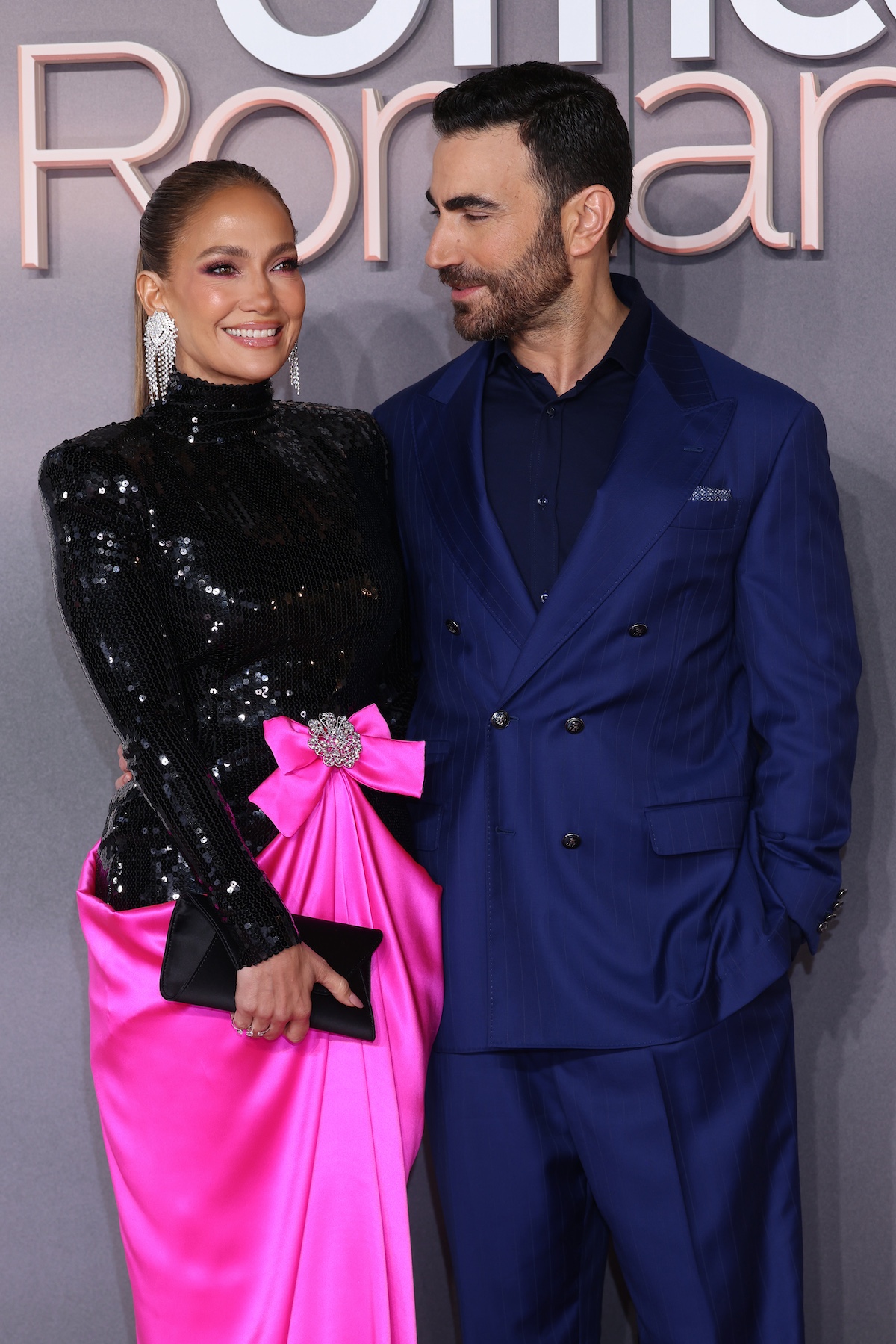 Jennifer Lopez rózsaszín szoknyában és fekete csillogó felsőben Brett Goldstein oldalán