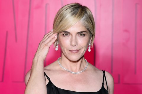 Selma Blair közelről, rövid, szőke hajjal, fekete felsőben