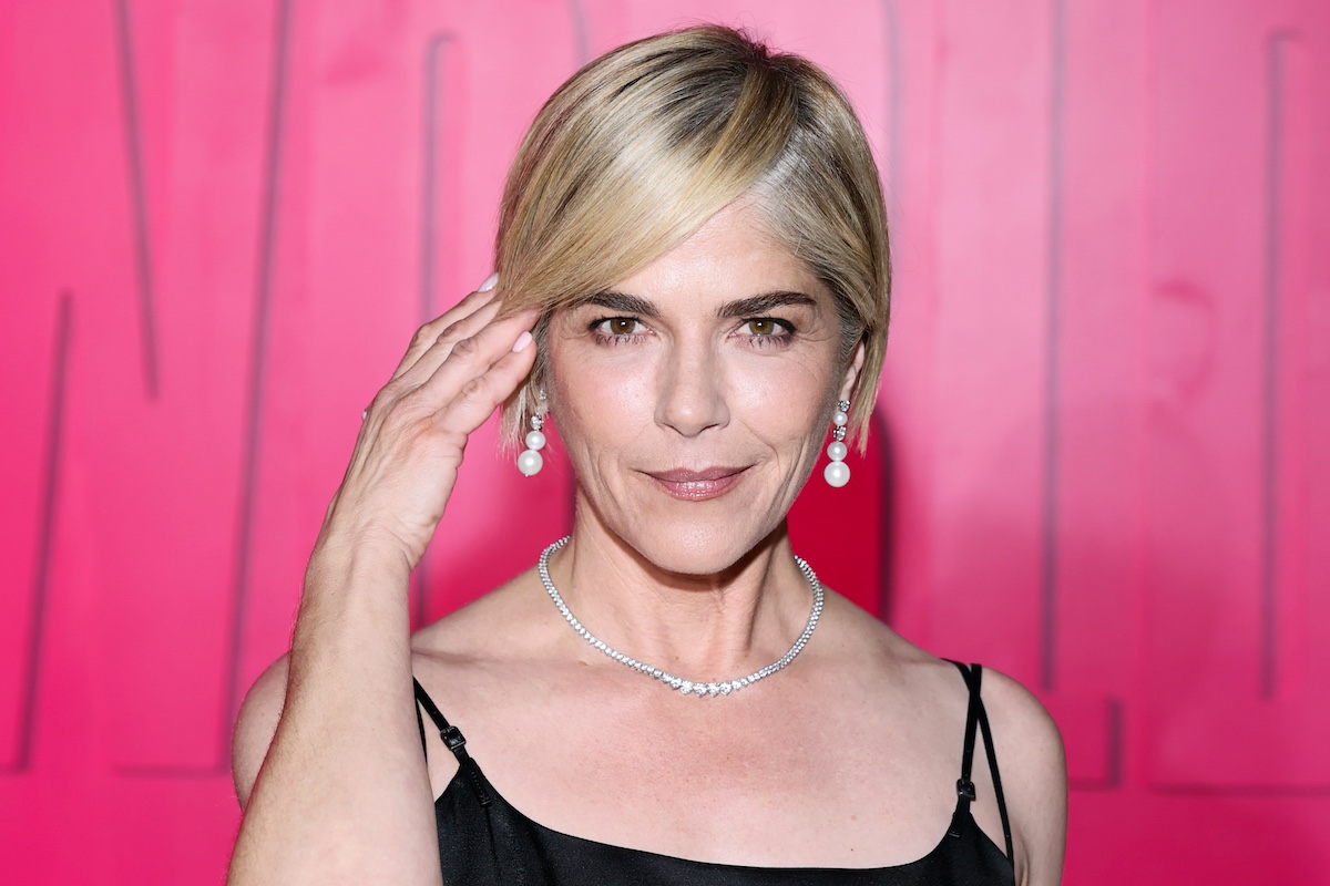 Selma Blair közelről, rövid, szőke hajjal, fekete felsőben