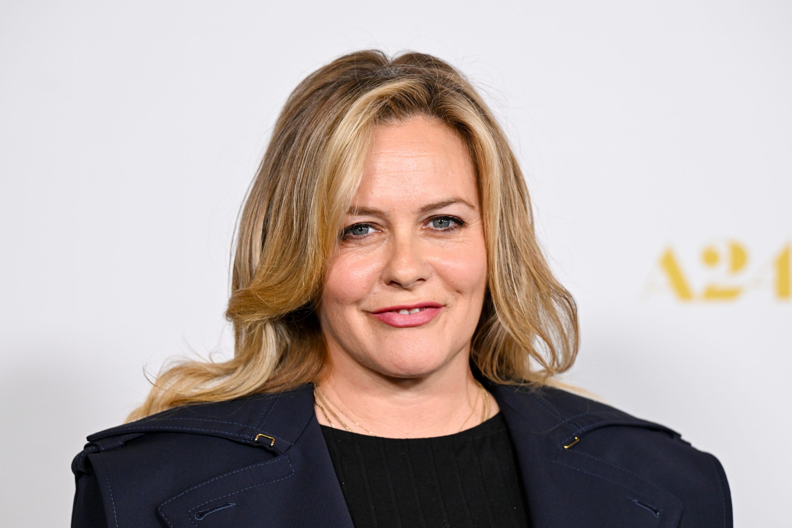 Alicia Silverstone fekete blézerben, pólóban közelről
