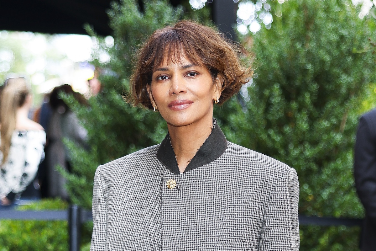 Halle Berry szürke blézerben, közelről