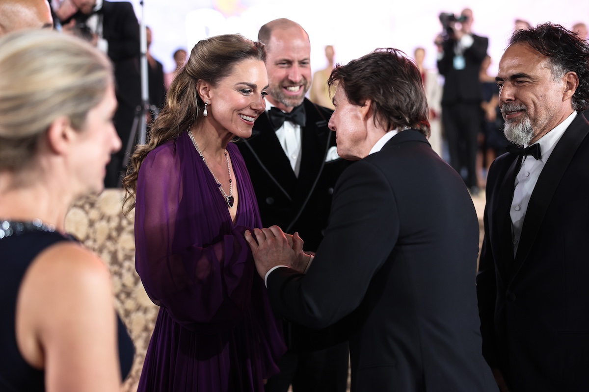 Katalin hercegné lila ruhában kezet fog Tom Cruise-zal