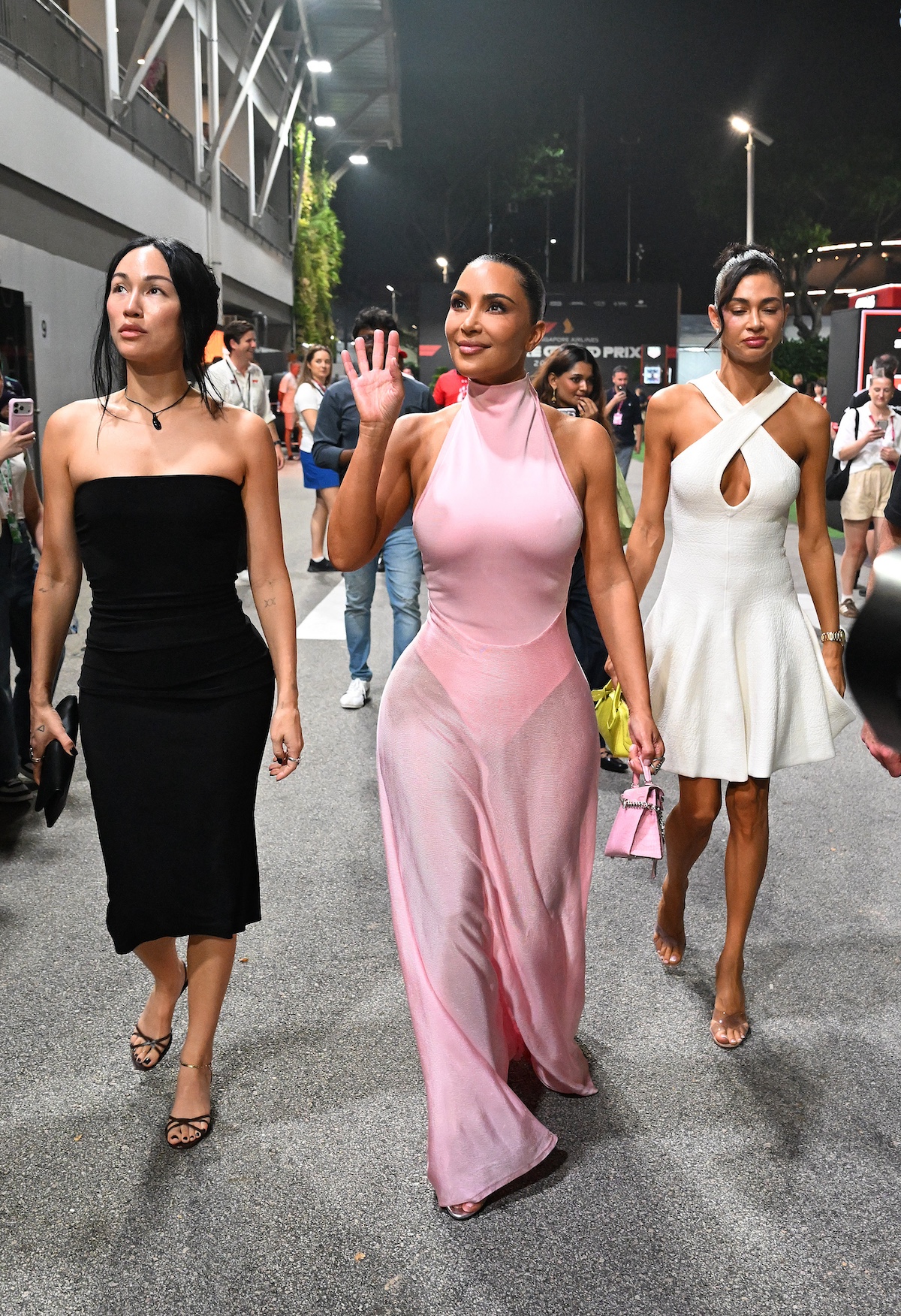 Kim Kardashian rózsaszín ruhában nők között sétál a forma-1-en