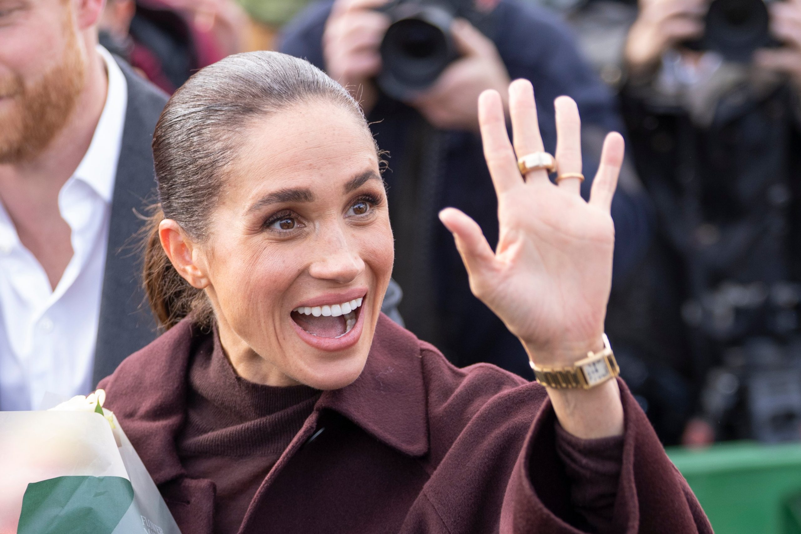 Meghan Markle mosolyogva integet