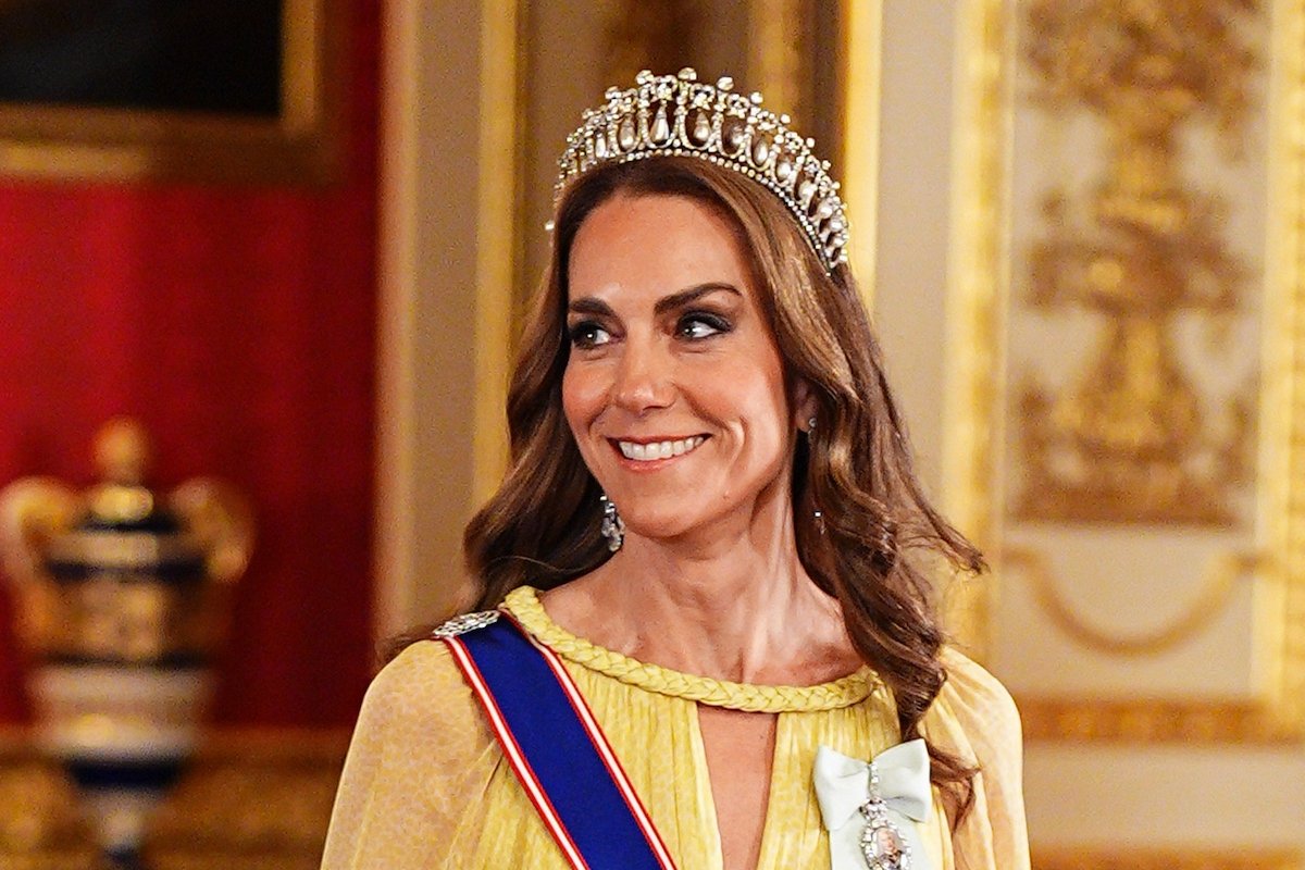 Katalin hercegné sárga ruhában, tiarával, közelről