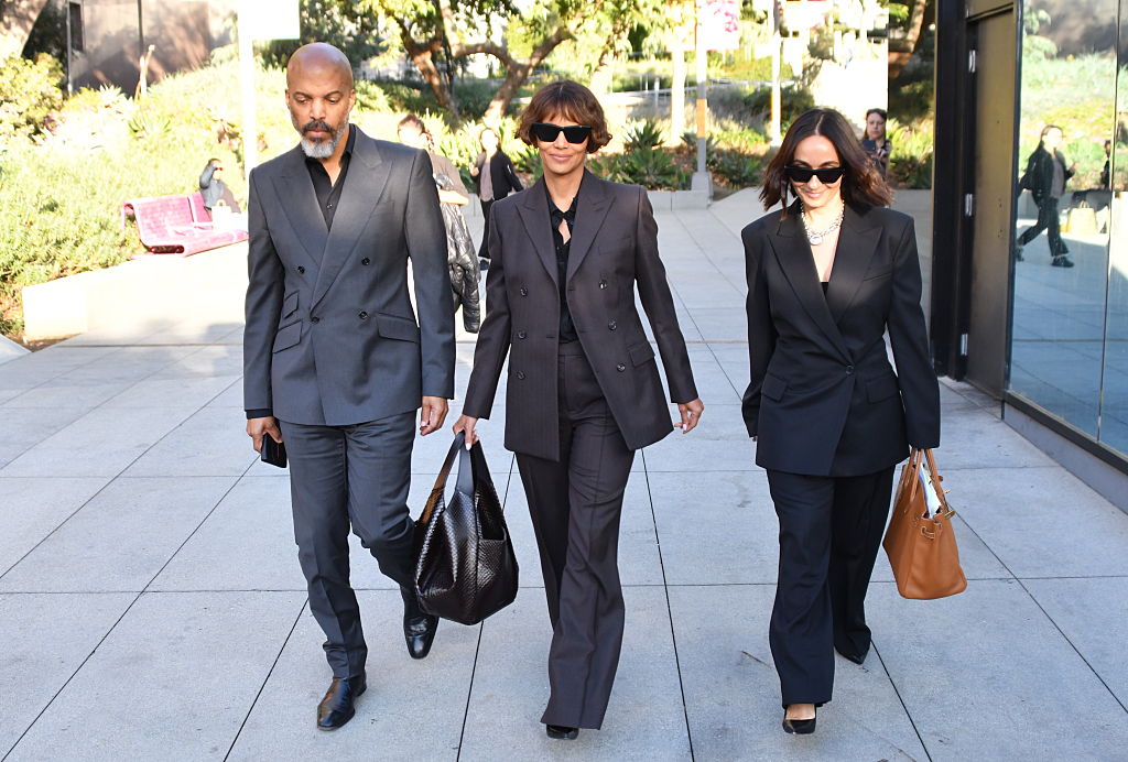 halle-berry-olivier-martinez-valas-per | Marie Claire Halle Berry szürke kosztümben, ügyvédje és Van Hunt az utcán sétál