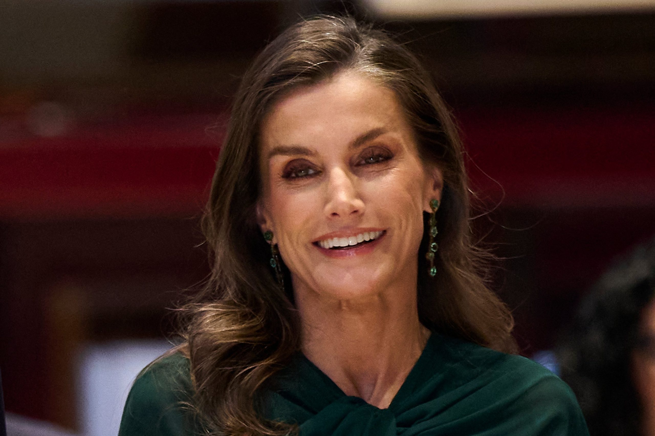 Letícia királyné zöld ruhában, közelről