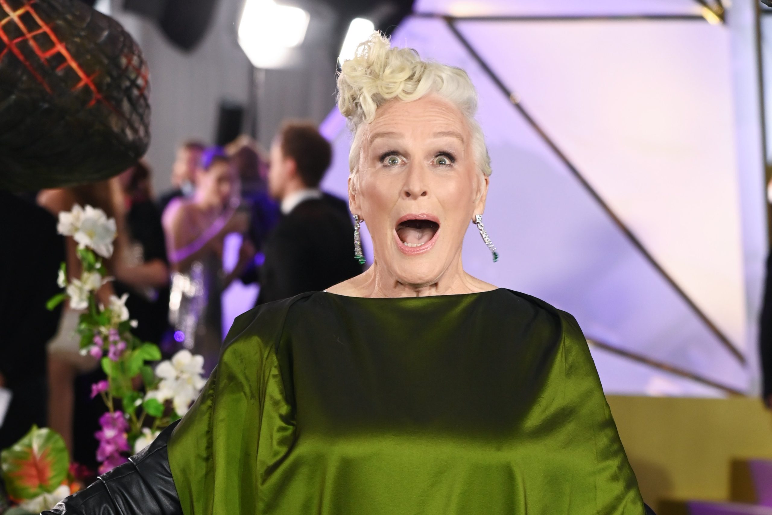 Glenn Close zöld ruhában, meglepett arccal