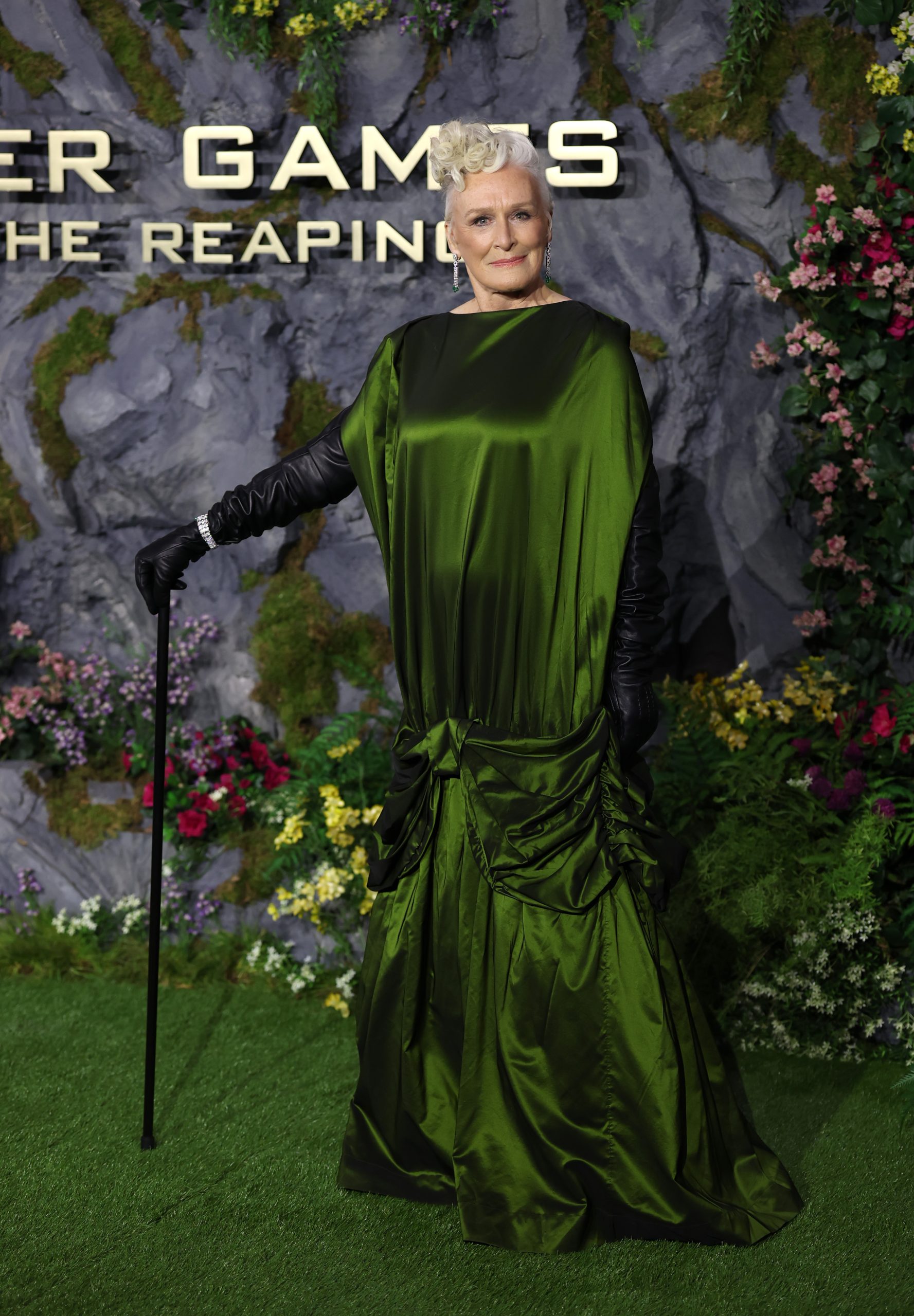glenn-close-bot-voros-szonyeg | Marie Claire Glenn Close zöld ruhában, bottal