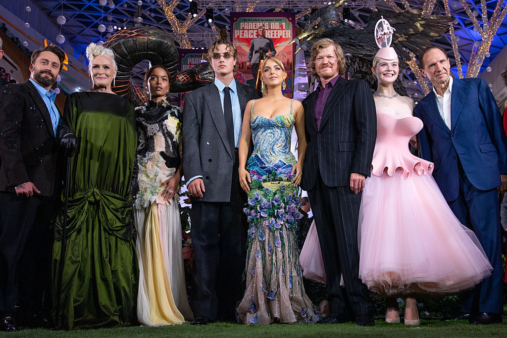 glenn-close-bot-voros-szonyeg | Marie Claire Kieran Culkin, Glenn Close, Whitney Peak, Joseph Zada, Mckenna Grace, Jesse Plemons, Elle Fanning rózsaszín ruhában és Ralph Fiennes