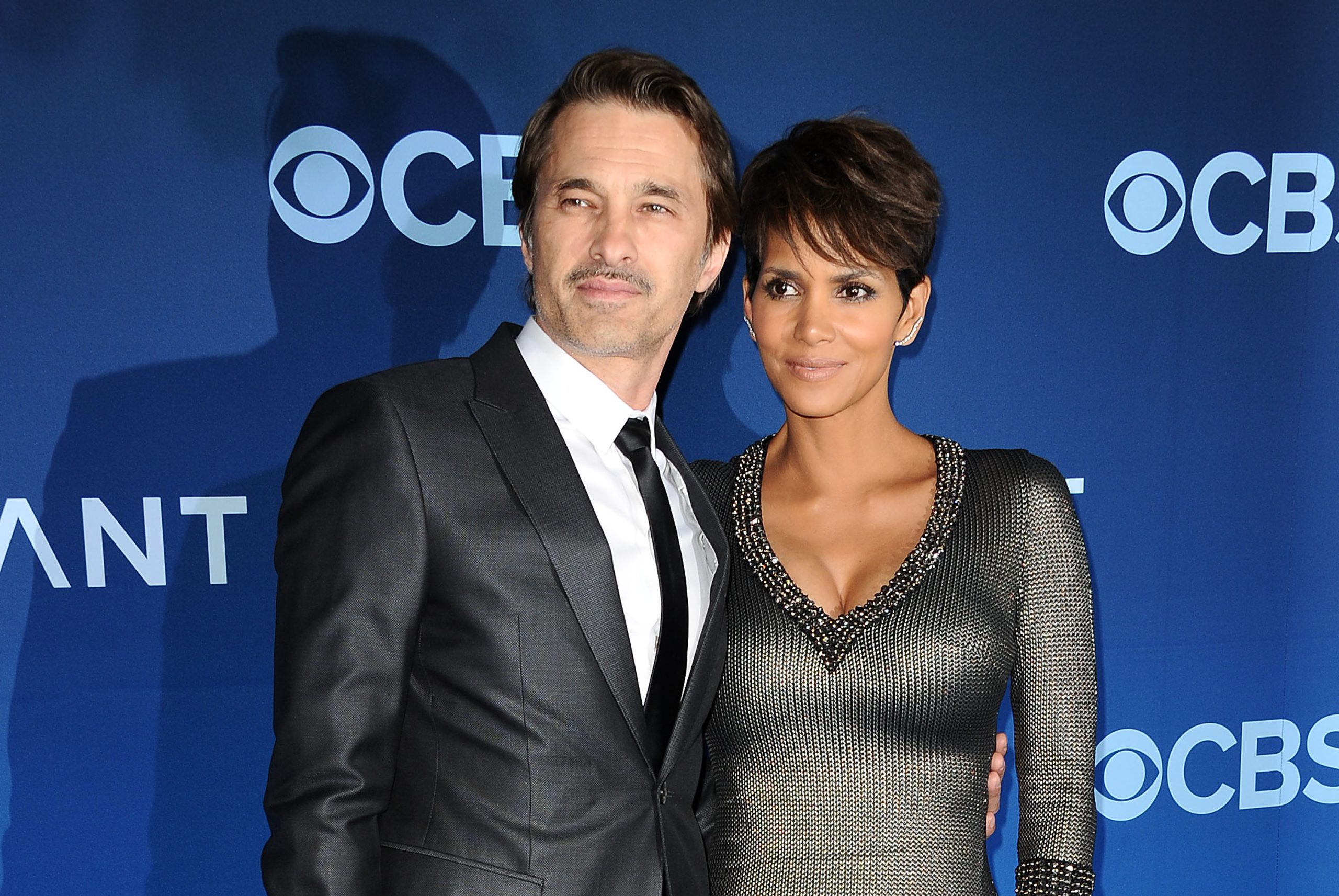 halle-berry-olivier-martinez-valas | Marie Claire Olivier Martinez öltönyben és Halle Berry szürke estélyi ruhában