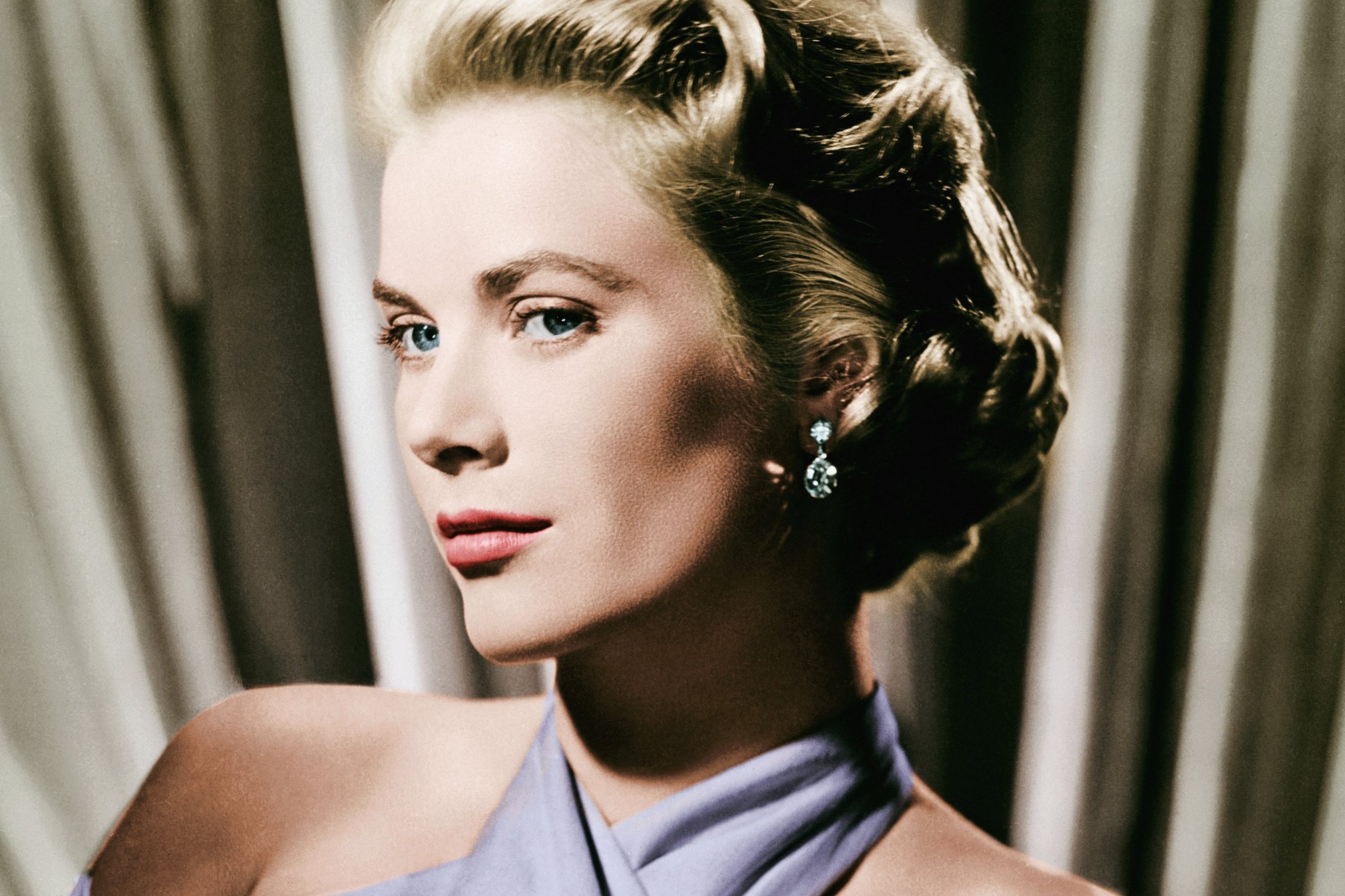 Grace Kelly nyakbakötős ruhában, közelről