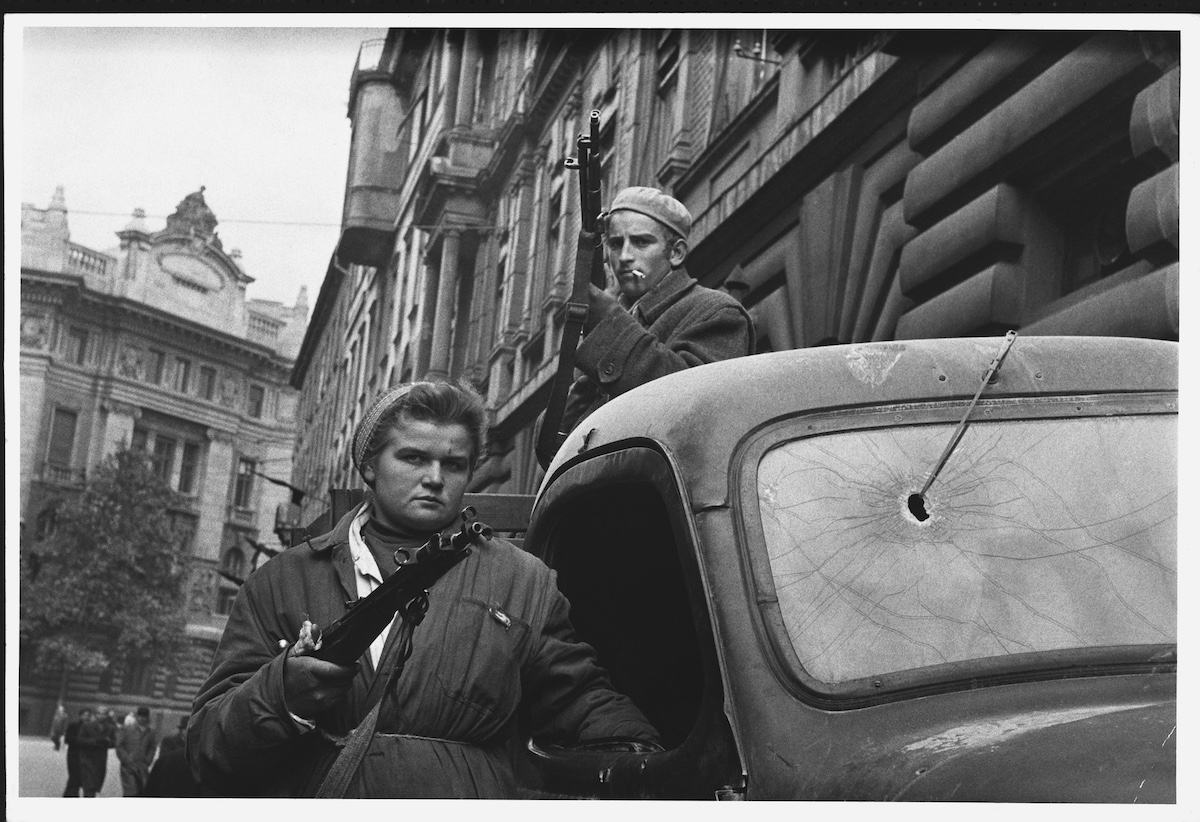 1956-oktober-23-forradalom-szabadsagharc-nok | Marie Claire autó mellett fegyveres férfi és nő 1956-ban