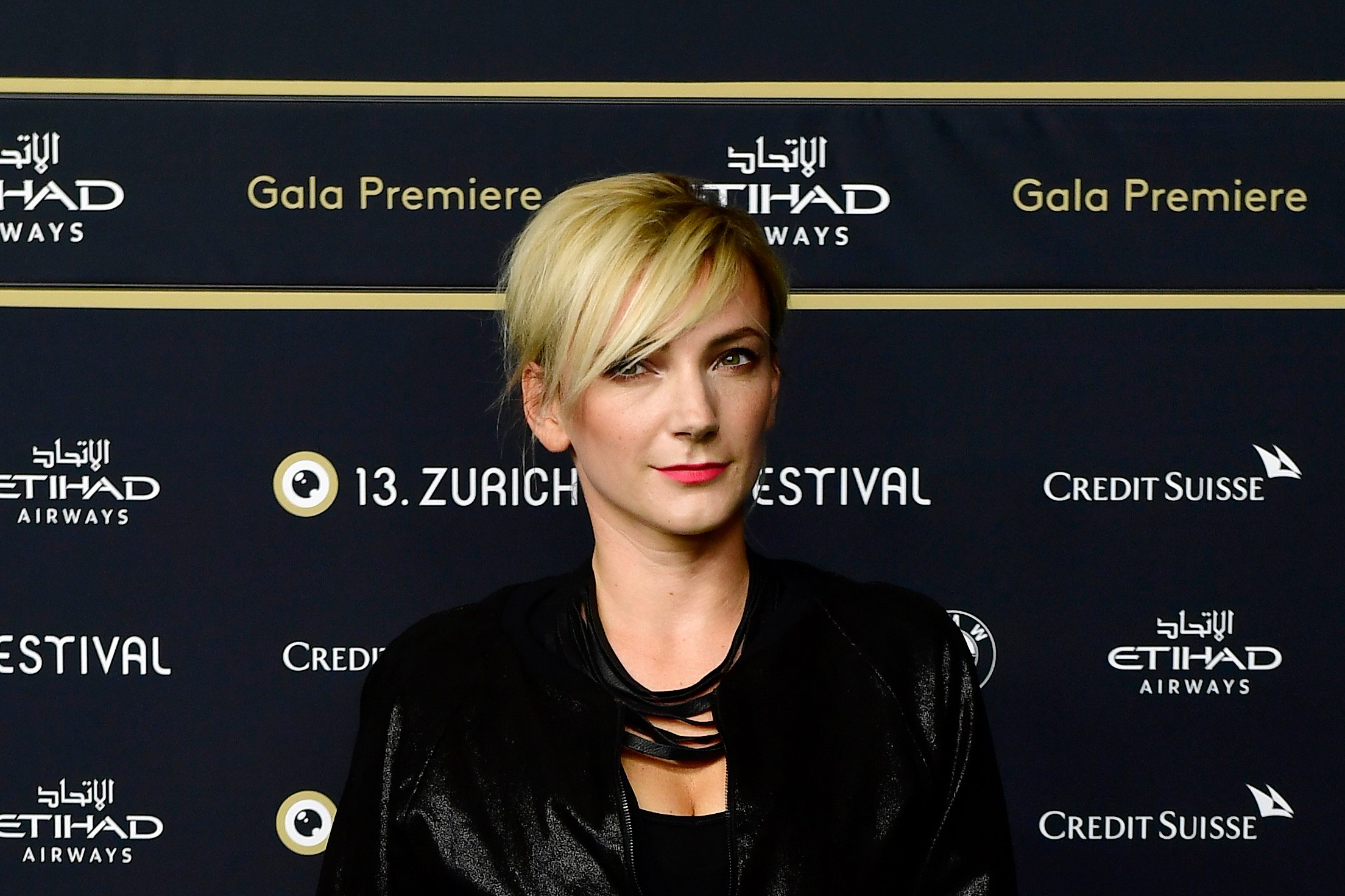 Borbély Alexandra szőke hajjal, fekete ruhában a zürichi filmfesztiválon
