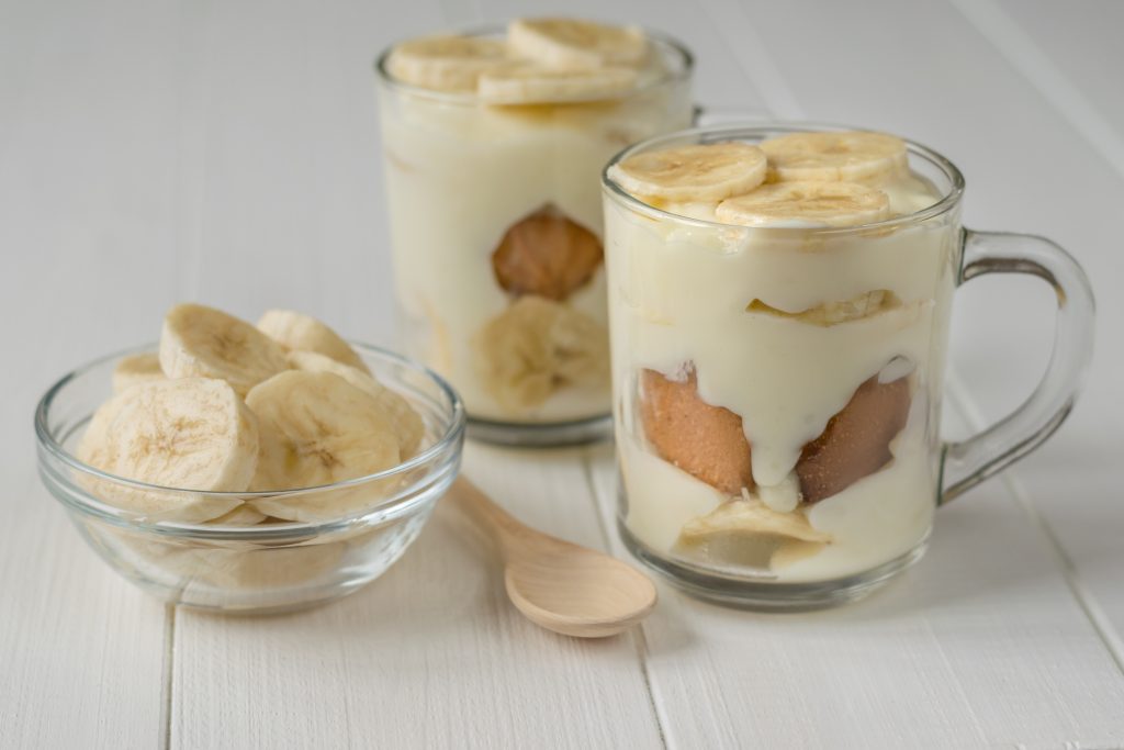 banan-puding-receptje | Marie Claire Banánpuding bögrékbe tálalva friss banánnal