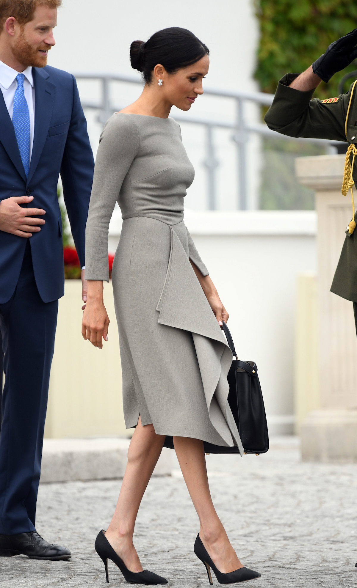 meghan-markle-divattervezo-roland-mouret | Marie Claire Meghan Markle elegáns ruhában, oldalról