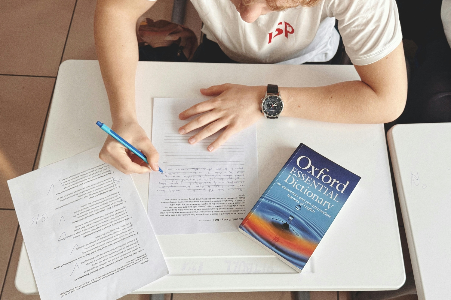 2. Nyelvtanulás | Marie Claire Nő íróasztalon angolt tanul, papírokat tölt ki, mellette Oxford szótár