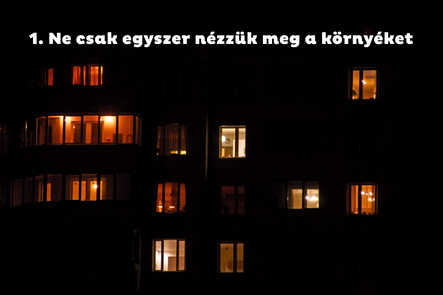 Társasház éjszaka, néhány ablak világít