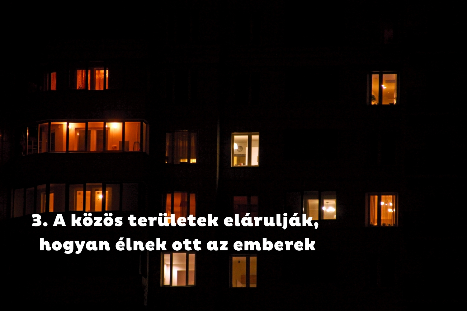 Társasház éjszaka, néhány ablak világít