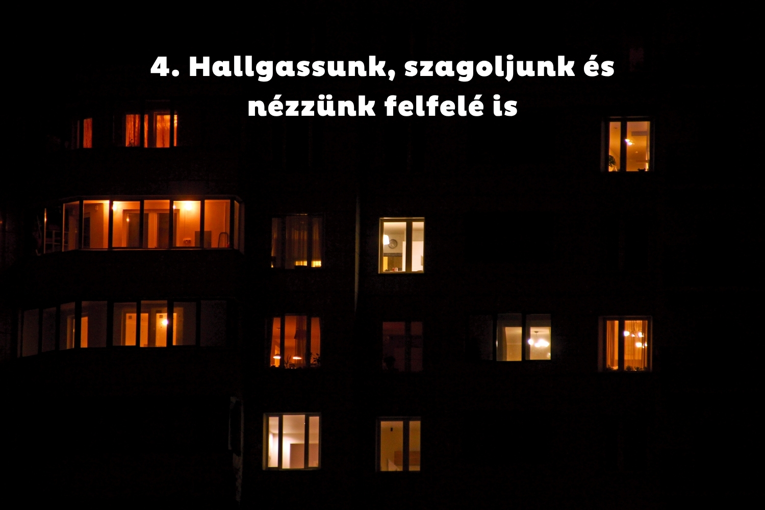Társasház éjszaka, néhány ablak világít