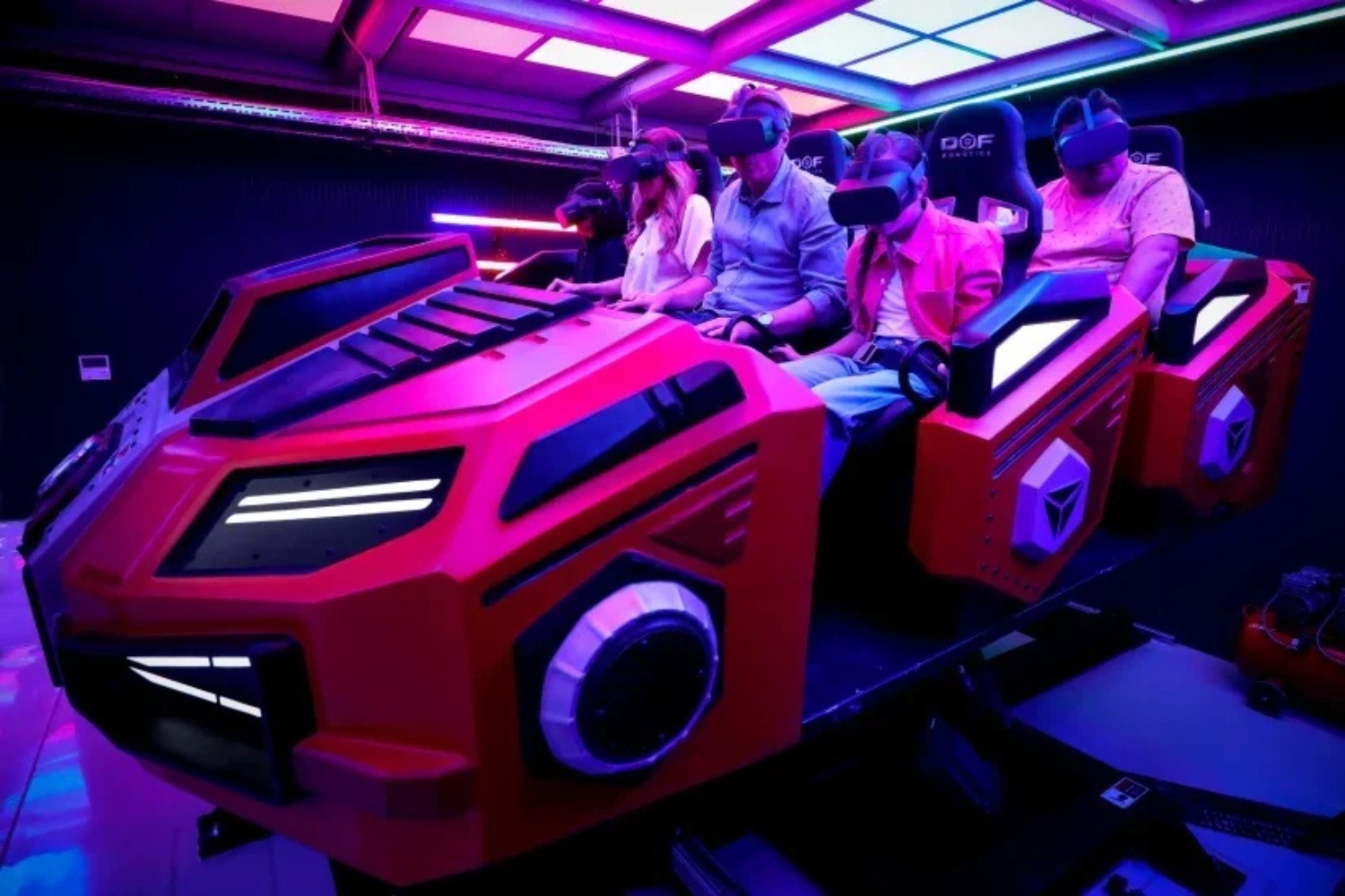 Funcity Bükfürdőn VR szemüvegben emberek szimulátor autóban lilás fényben
