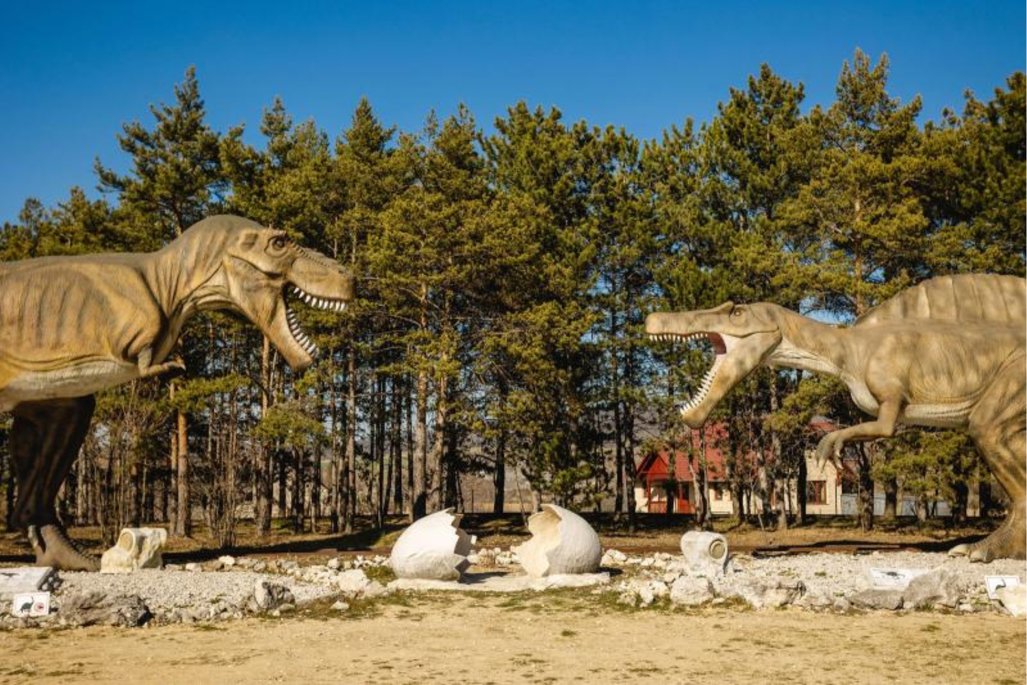 A rezi dinoszauruszpark két dinója, középen törött dínótojás