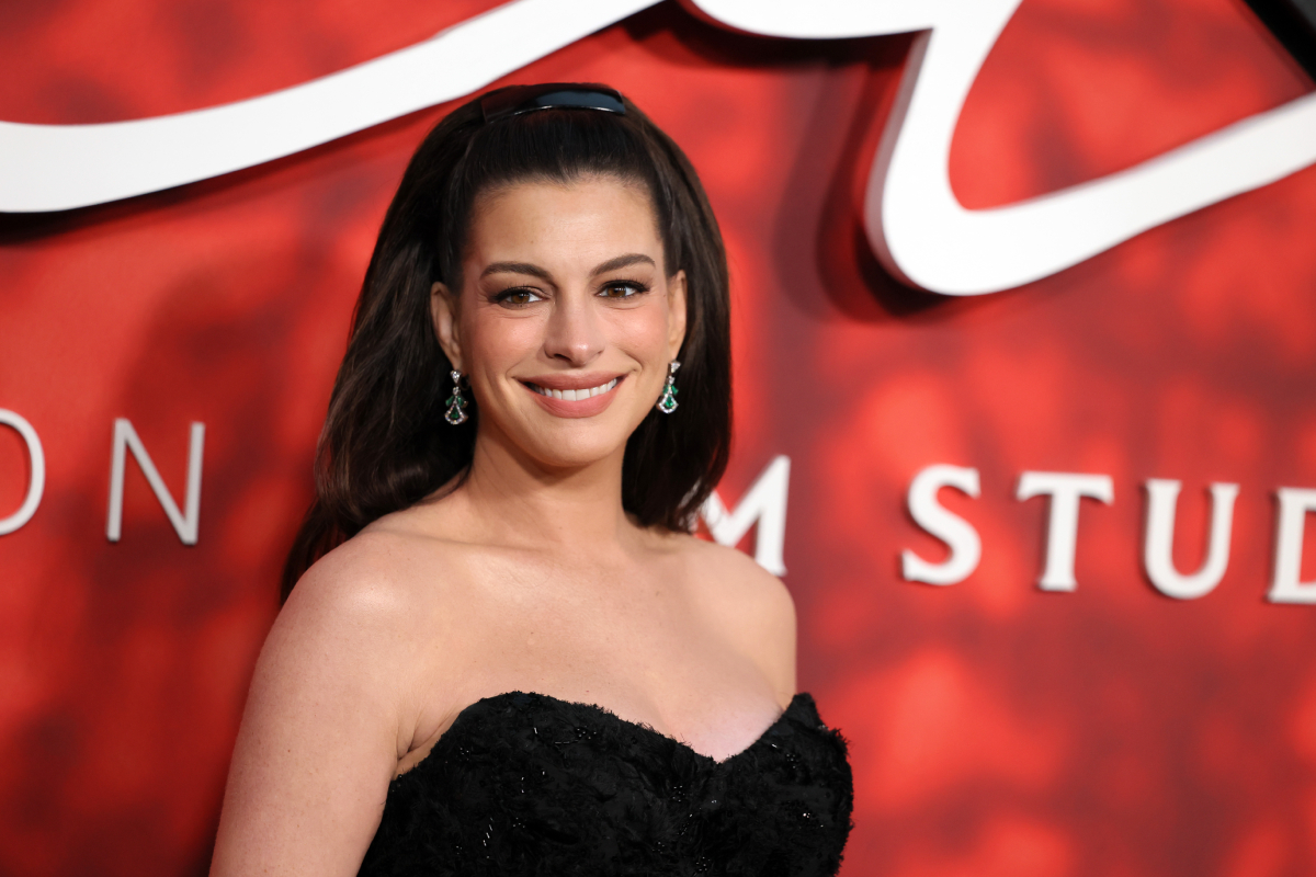 Anne Hathaway méretre készült, pánt nélküli fekete Prabal Gurung-estélyiben és Bvlgari-ékszerekben a Verity New York-i premierjén, 2026. szeptember 29-én