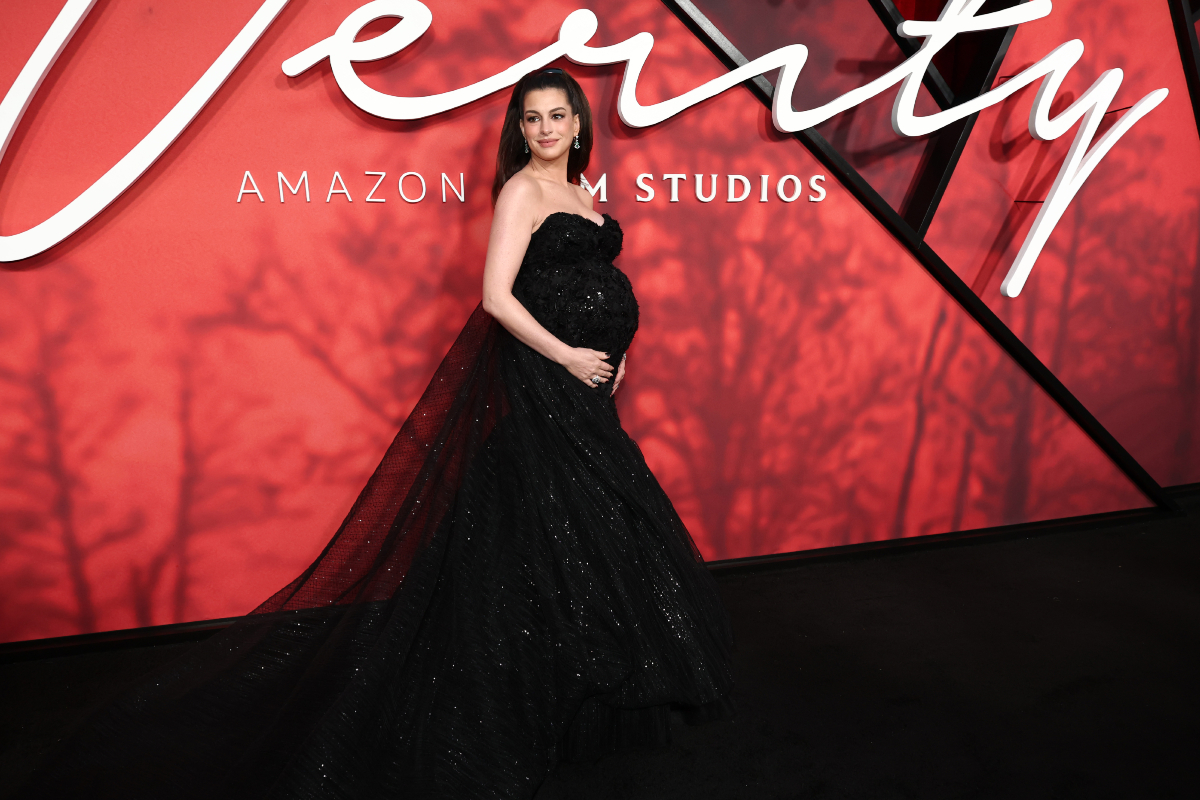 anne-hathaway-kismama-szettek | Marie Claire Anne Hathaway méretre készült, pánt nélküli fekete Prabal Gurung-estélyiben és Bvlgari-ékszerekben a Verity New York-i premierjén, 2026. szeptember 29-én