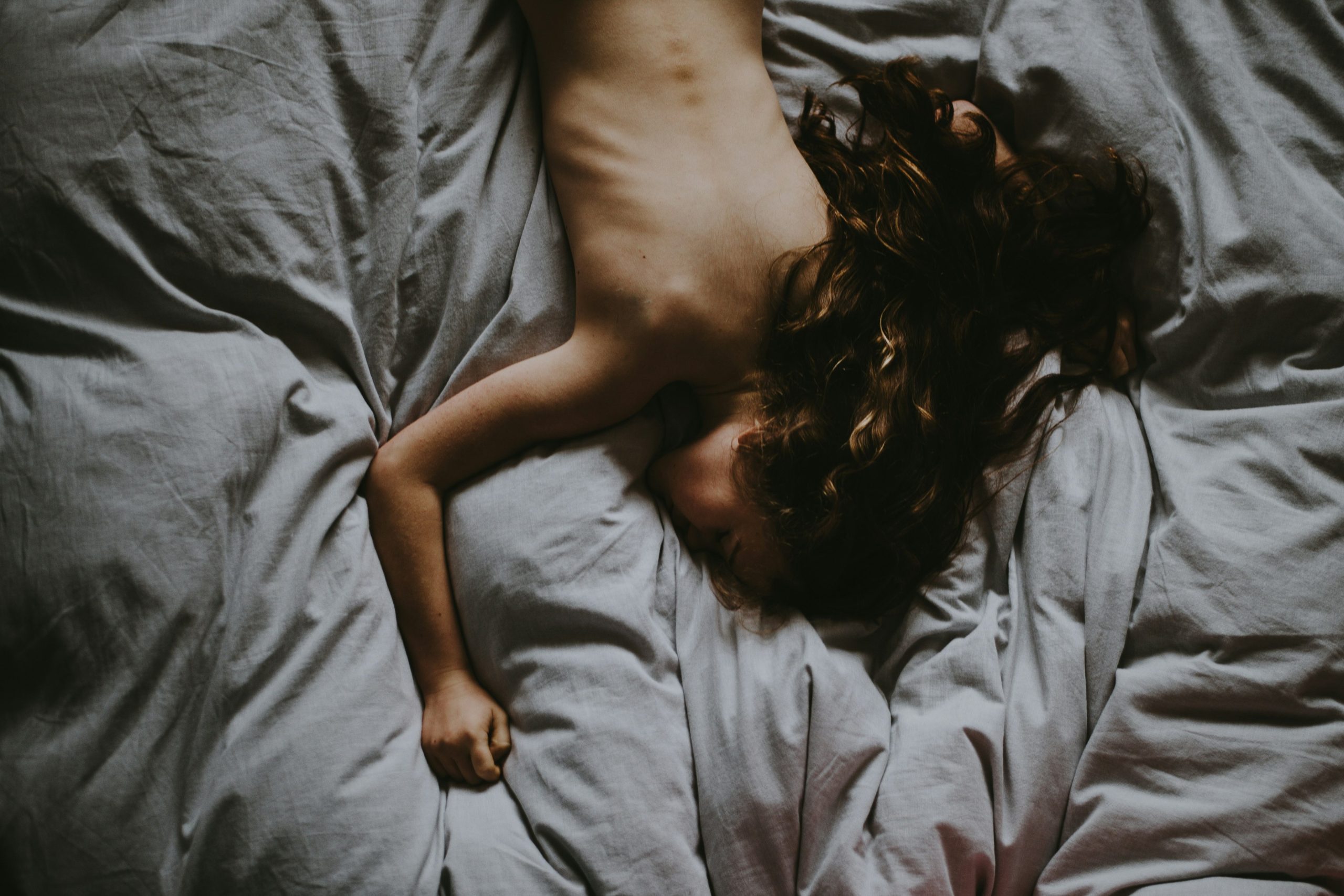 tul-faradt-a-szexhez-millennialok | Marie Claire ágyban fekvő meztelen nő, aki alszik